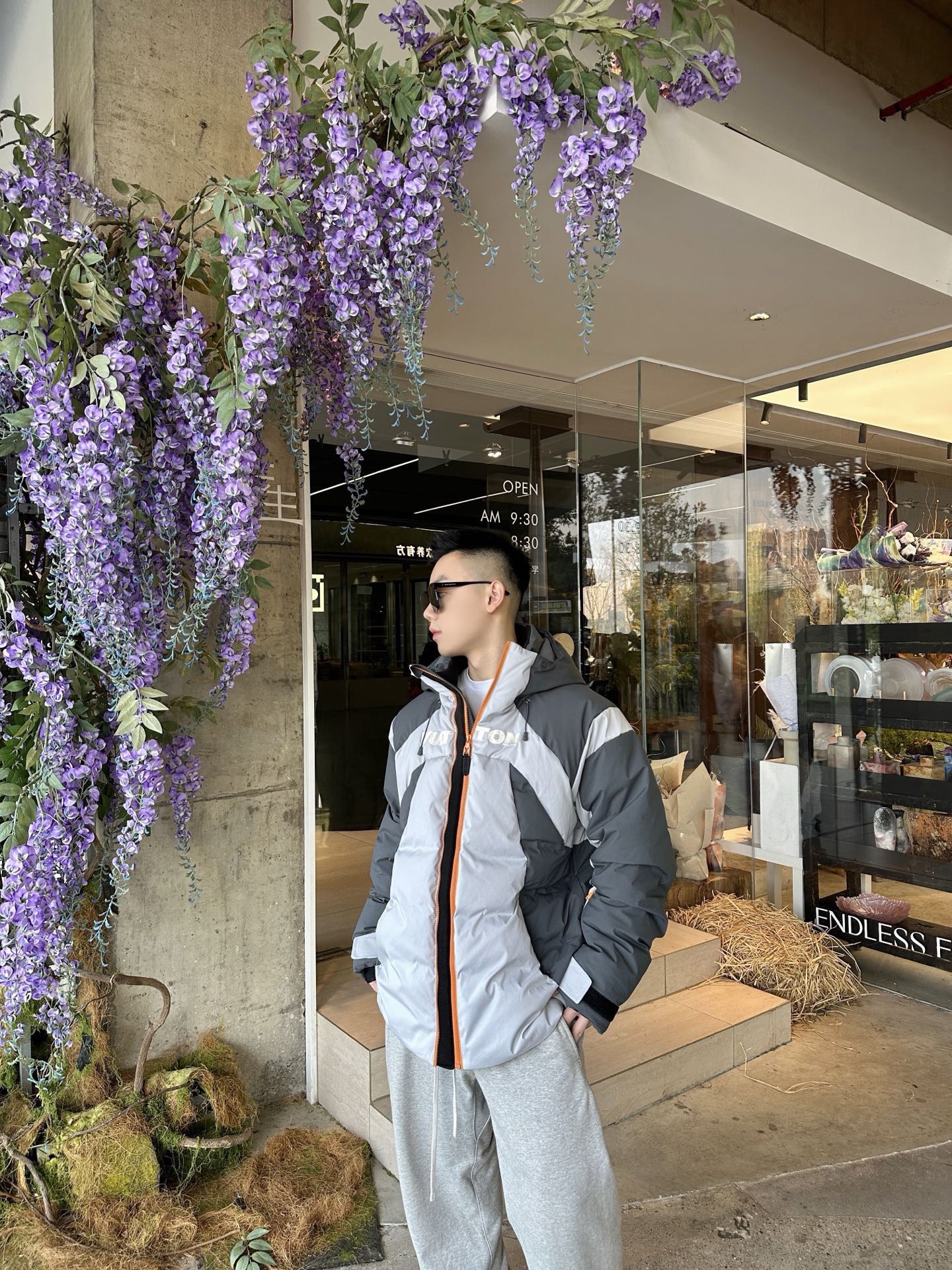 Louis Vuitton/路易威登 25Fw 滑雪系列花卉雙拉鍊連帽羽絨服
定制5合1防絨密織與3合1雙線防絨格紋料，新國標90白鴨絨，充絨飽滿，極致禦寒。 電腦機械充絨，精准計算克重，數字稱重，確保蓬松均勻。進口機刺繡，精密控制，線條流暢細膩。壓花復合，電腦掃描對位，特製膠水固化，粘接牢固。 膠漿印花，三次網板修改，烘烤固色，圖案持久。3D立體絎縫，數控分隔，防止羽絨結塊移位。
A Size:46-52