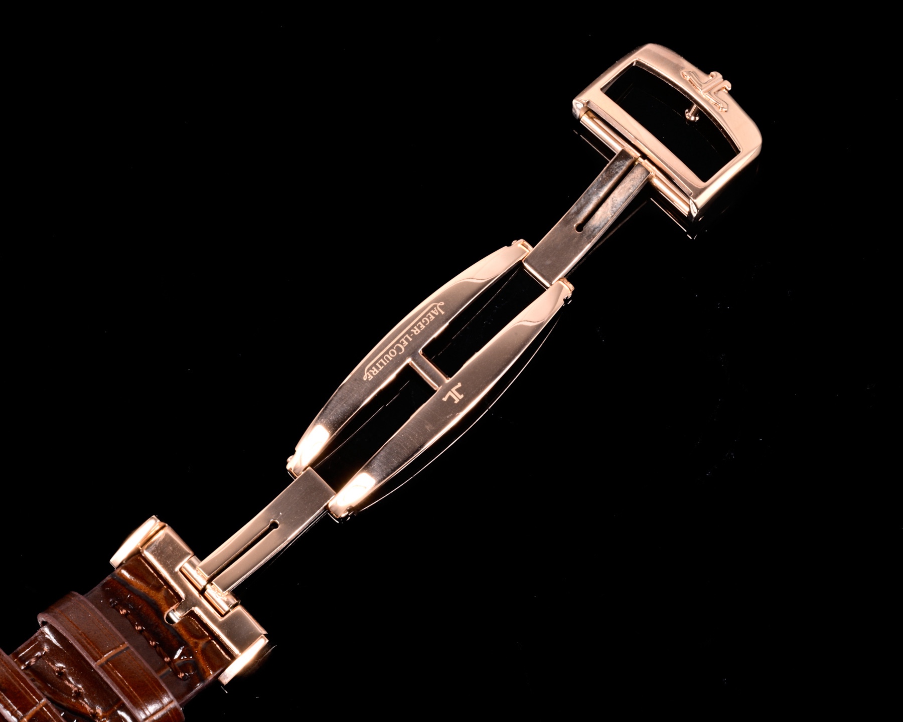 Factory出品
【市場最高版本】JL積家 各路大咖都叫它大醜 其實賦予的是極高贊美 論品味與外觀 在鐘錶界有著舉足輕重的地位 戴出去怎麼都是長臉 各種彰顯品味 Master 地理學家大師系列 Q1428421 復刻版全新升級 多功能腕表 升級Cal.939A機芯 打磨效果更近原裝 升級軸 自動陀為玫金邊 字面紋路清晰 功能：日期顯示 雙時區 動力儲備顯示 316L精鋼  直徑42mm  原裝折疊扣！V+ Factory匠心之作 值得你擁有！