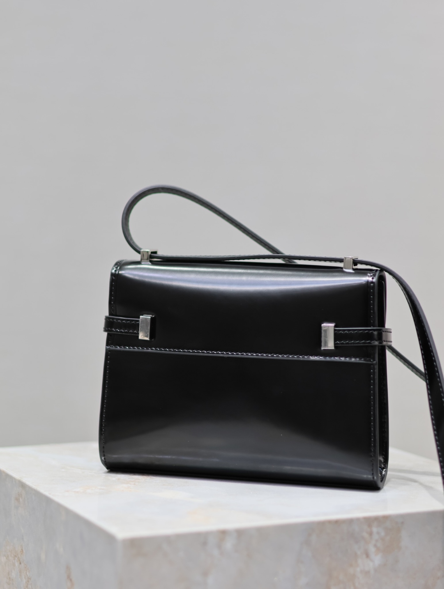 Manhattan mini_腋下/斜挎包
曼哈頓的經典造型，給人一種氣場很大的感覺！全包採用原廠牛皮精心製作，翻蓋中央的金屬搭扣是曼哈頓系列的標誌性元素，包內有一卡袋，無其他多餘隔層，所以自重超級輕！可以肩背 斜挎及腋下背法。整體風格幹練又率性，是超級簡約耐看又大方的款式！
型號：727766
尺寸：19×14×4cm