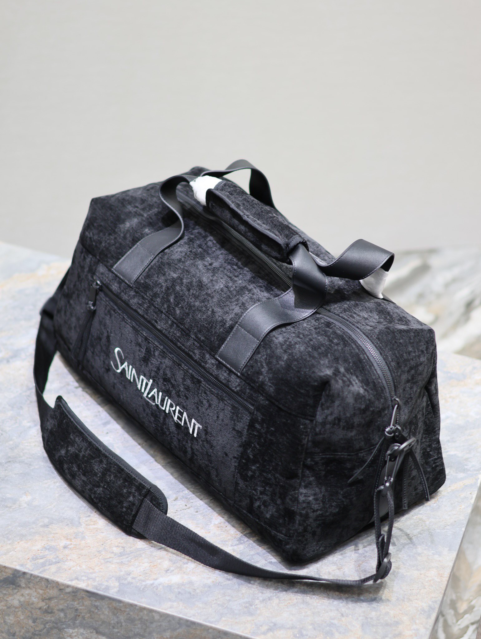 絨面旅行手提袋✧
耐磨耐造的絨面料 絨面把手和牛皮肩帶 輕便時尚 包包容量非常大 手拎或者單肩挎著 都很大氣 簡約又高級的潮流高冷範
型號：581374
尺寸：50×26cm
手柄長度：18cm