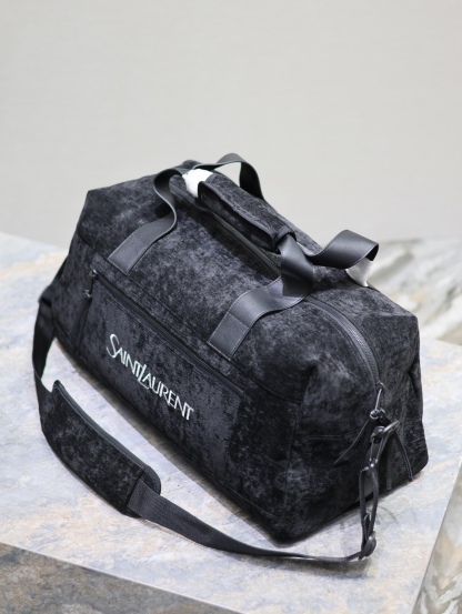 絨面旅行手提袋✧
耐磨耐造的絨面料 絨面把手和牛皮肩帶 輕便時尚 包包容量非常大 手拎或者單肩挎著 都很大氣 簡約又高級的潮流高冷範
型號：581374
尺寸：50×26cm
手柄長度：18cm