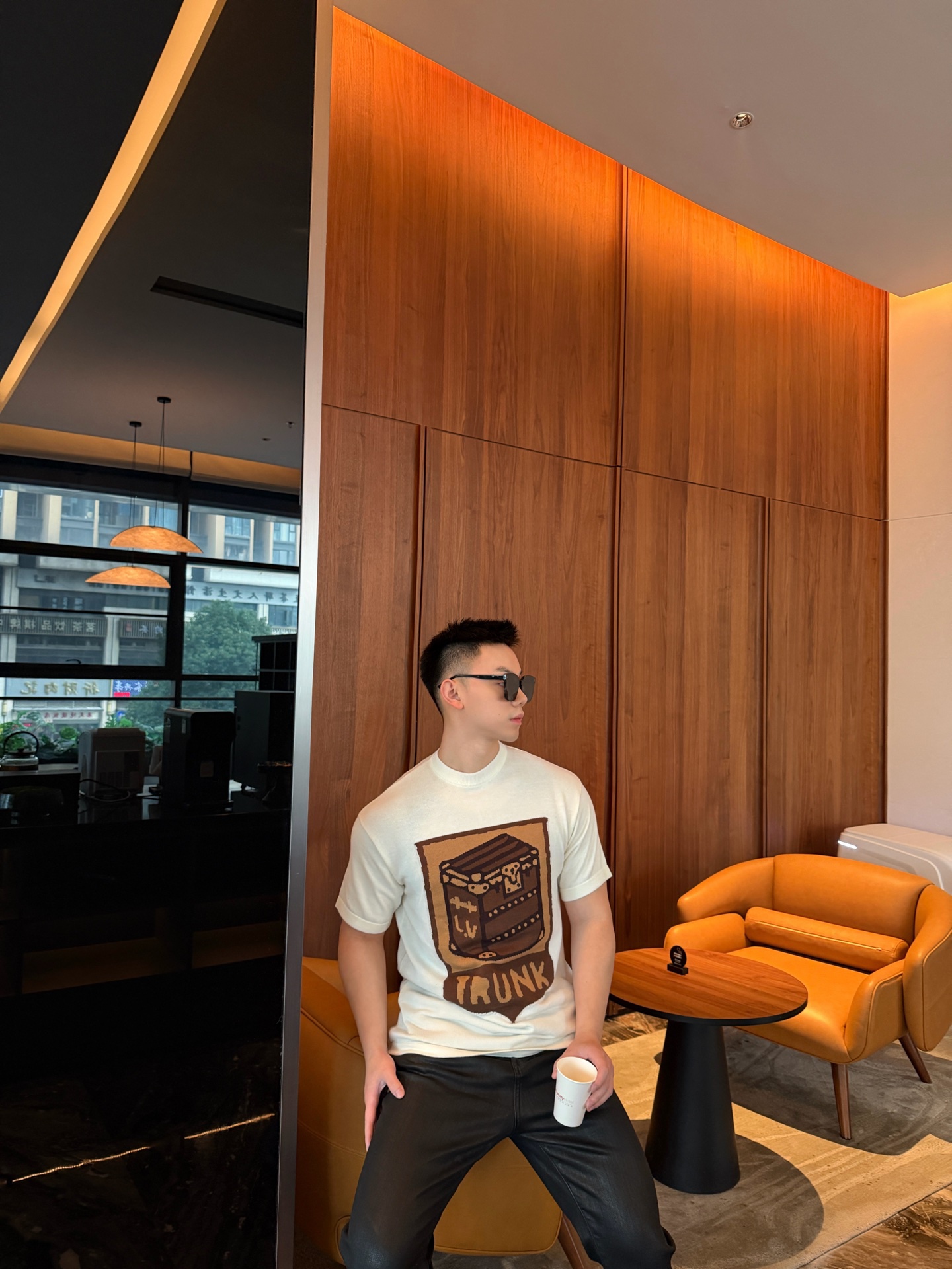 🔝LOUIS VUITTON LV 皮箱幾何圖針織短袖T恤
定織雲柔密紡棉針織料，嵌花提花織法，精細編織不僅確保了圖案的清晰度，還大大增強了織物的耐用性，成衣洗水加軟去味工藝，通過專業的洗滌設備和特定的洗滌劑，對衣物進行深度清潔和去味處理，改善衣物的手感和外觀，寬松版型
B Size：S-XL