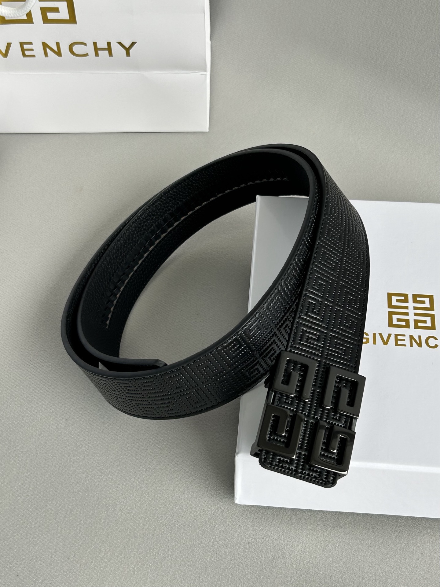 【紀梵希】新款男士 頭層小牛皮黑色壓花腰帶，內襯荔枝紋底，寬38毫米.搭配不鏽鋼經典4G自動扣.商務服裝造型的完美搭配。永恆經典！