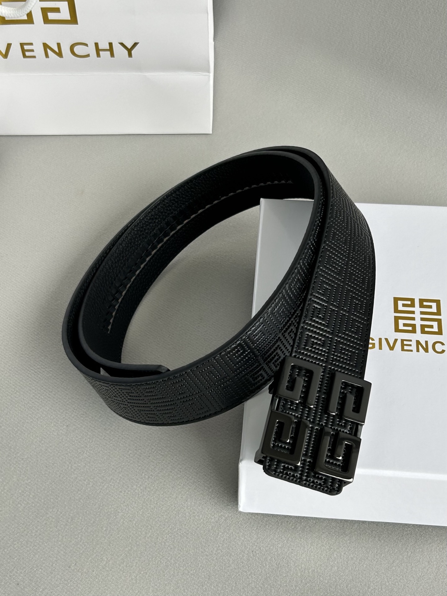 【紀梵希】新款男士 頭層小牛皮黑色壓花腰帶，內襯荔枝紋底，寬38毫米.搭配不鏽鋼經典4G自動扣.商務服裝造型的完美搭配。永恆經典！