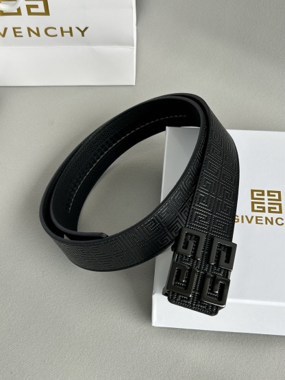 【紀梵希】新款男士 頭層小牛皮黑色壓花腰帶，內襯荔枝紋底，寬38毫米.搭配不鏽鋼經典4G自動扣.商務服裝造型的完美搭配。永恆經典！