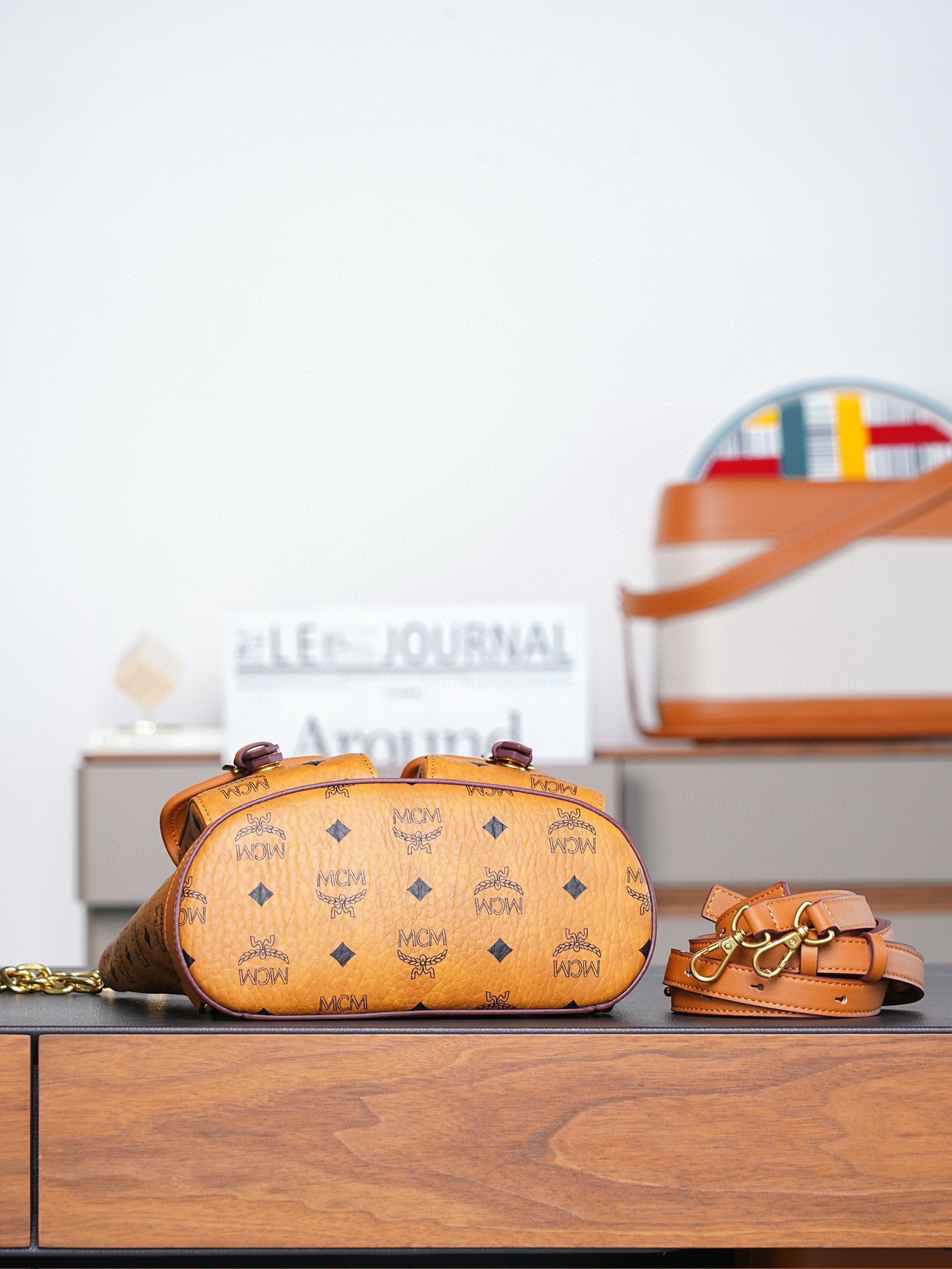 𝙈𝘾𝙈 𝘼𝙧𝙚𝙣 𝘿𝙧𝙖𝙬𝙨𝙩𝙧𝙞𝙣𝙜𝘽𝙖𝙘𝙠𝙥𝙖𝙘𝙠 𝙞𝙣 𝙑𝙞𝙨𝙚𝙩𝙤𝙨干邑色Mini#抽绳双肩背包🎒这款Visetos经典花纹人造革抽绳双肩背包采用搭扣五金件装饰及天然皮革饰边设计。
品牌经典水桶包款式以精致的经典干邑色双肩背包形式焕新呈现，由经典Visetos人造革及天然皮革制成。这款便携包袋的设计独具特色，拥有多个隔层，并饰有以慕尼黑巴伐利亚钻石为灵感的搭扣五金件。