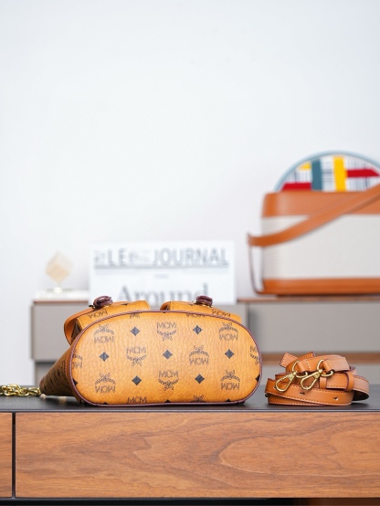 𝙈𝘾𝙈 𝘼𝙧𝙚𝙣 𝘿𝙧𝙖𝙬𝙨𝙩𝙧𝙞𝙣𝙜𝘽𝙖𝙘𝙠𝙥𝙖𝙘𝙠 𝙞𝙣 𝙑𝙞𝙨𝙚𝙩𝙤𝙨干邑色Mini#抽绳双肩背包🎒这款Visetos经典花纹人造革抽绳双肩背包采用搭扣五金件装饰及天然皮革饰边设计。
品牌经典水桶包款式以精致的经典干邑色双肩背包形式焕新呈现，由经典Visetos人造革及天然皮革制成。这款便携包袋的设计独具特色，拥有多个隔层，并饰有以慕尼黑巴伐利亚钻石为灵感的搭扣五金件。