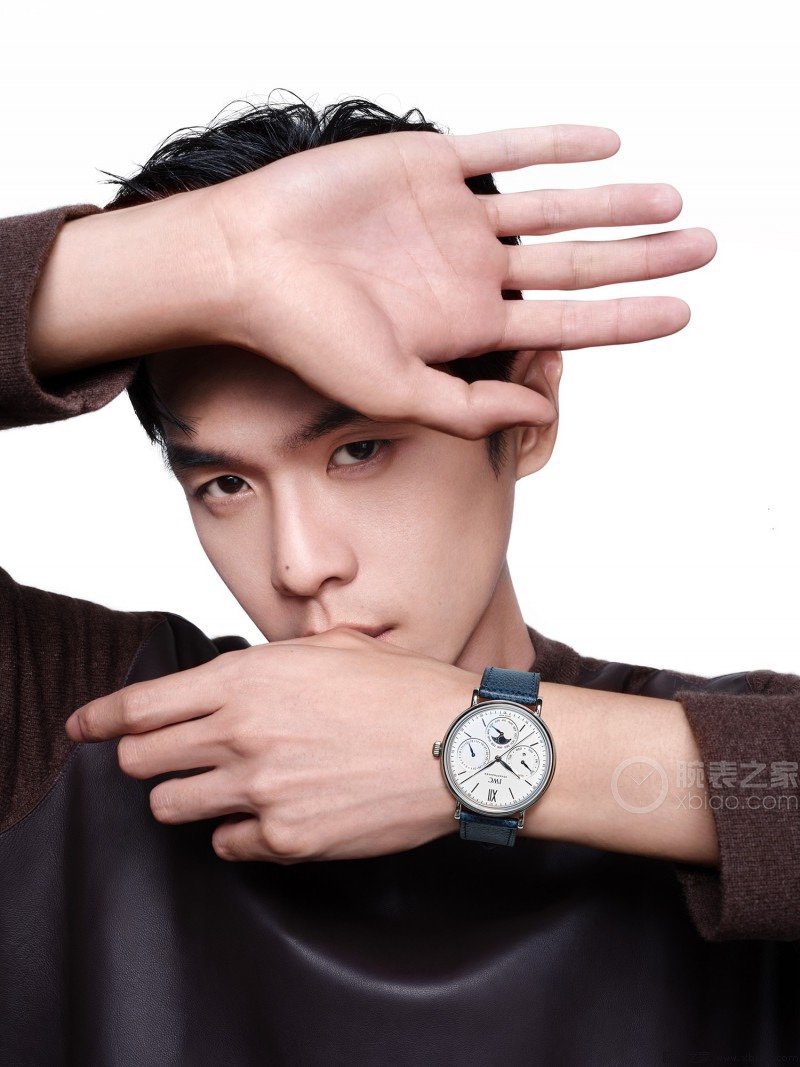 
🔥颜值巅峰  倾情演绎🔥
IWC旗下最耀眼的明星，万年一瞬，品鉴IWC万国柏涛菲诺万年历腕表！
1⃣️ 【机芯】采用3836-2型自制机芯，其机芯运转稳定，月相处更是1:1还原正品，在光线下月相中的星星太阳更是明亮发光，走时精准，几乎零返修！
2️⃣【表壳】正品开模，1:1完美还原！腕表尺寸40mm，整个表壳采用独家研发的CNC精磨工艺，与原装工艺效果如出一辙！
3️⃣【表盘】表盘12刻度细节精益求精，1:1还原镀银表盘，9位更是1:1还原闰年设计，采用双面防反光拱形镀膜镜面，使其整体表盘质感更佳