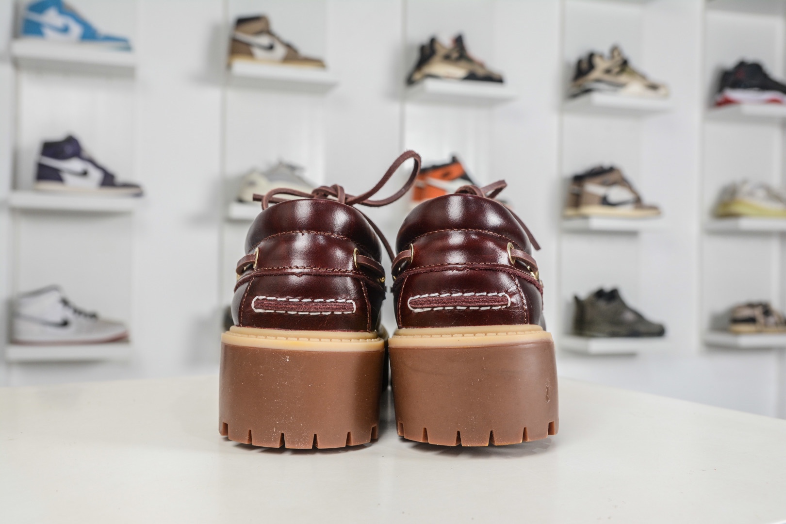 Timberland添柏嵐 Stone Street 舒適百搭 休閒單鞋 穿著舒適 防滑 可戶外城市多用途穿著 無懼任何複雜地形 設計感十足 時尚拼色百搭款 
貨號: TB 01006 713
尺碼：35 36 37 38 39 40 41 42