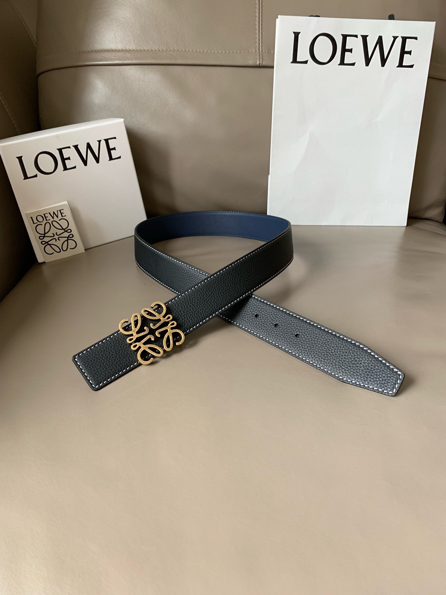 羅意威LoEWE 4.0cm正反兩穿腰帶，選用壓紋牛皮革製成，反復Anagram圖案