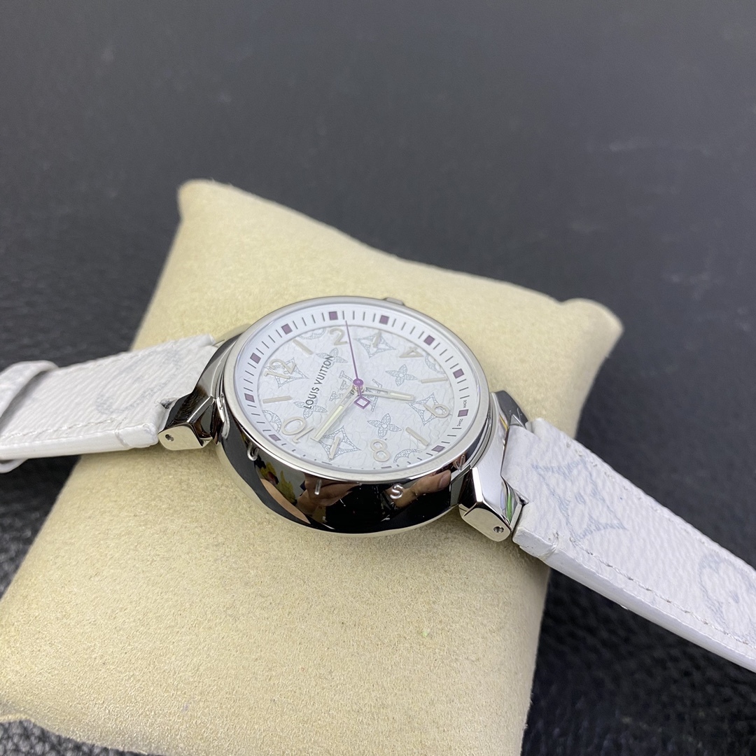 LV工廠超神之作，LV——TAMBOUR SLIM全系列陸續空降市場！致敬原廠 完成使命！【三大超級亮點】腕表尺寸34mm1.錶盤的填油細膩，印刷立體，刻度鑲嵌工整，個個精品無瑕。2.藍寶水晶通透感極佳，與殼體銜接完美。3.表殼打磨呈現瑞士一線品牌高級質感。【兩大必買理由】1.錶帶採用ECCO Leather皮料供應商——手工縫製！還原正品按鍵式快拆設計，方便快捷。2.2020年最具性價比腕表——採用瑞士石英機芯，做工翻倍無返修，不但是送禮佳品，更是自留神器！