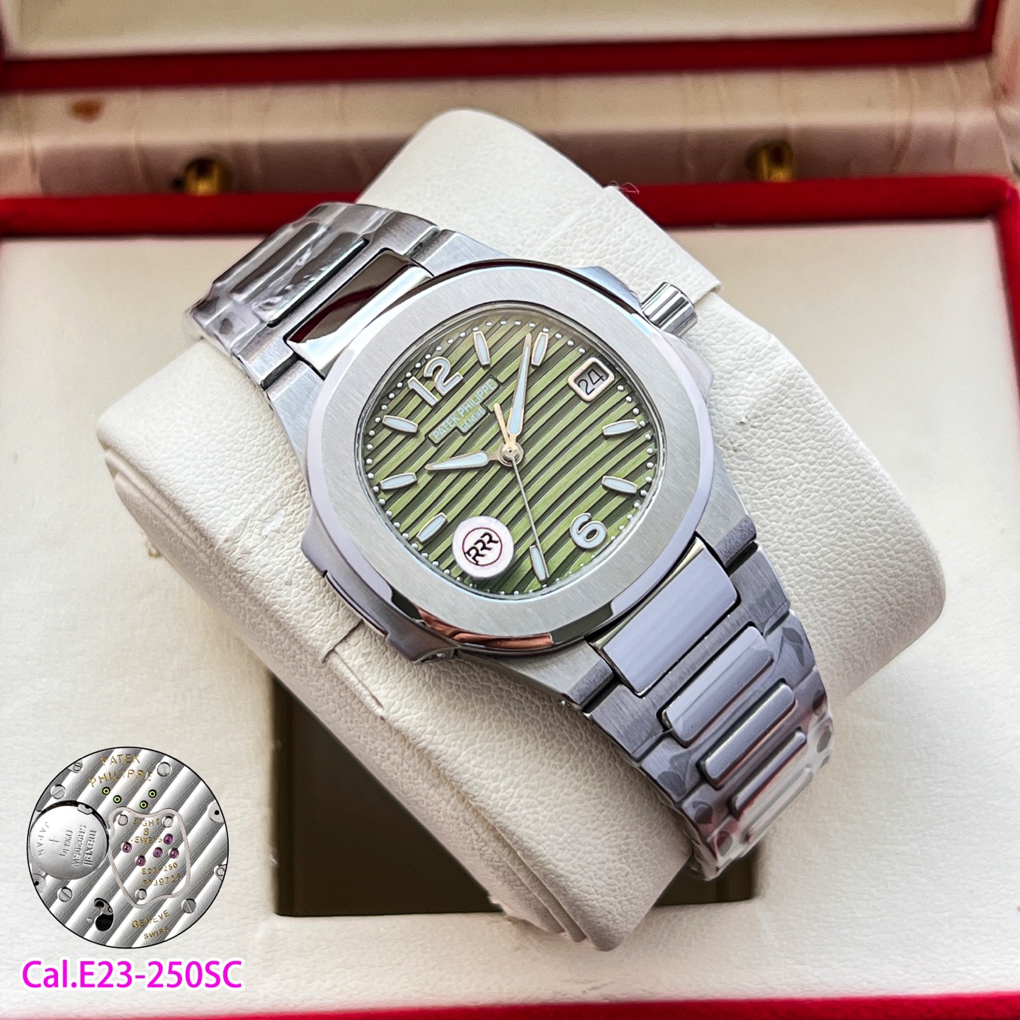 RRR廠聯合瑞士設計師耗時兩年，重金打造天花板PP鸚鵡螺7010系列！原版起模還原數據，達到1：1精細對版。
亮點1️⃣
秒殺市面絕大多數石英女表，搭載🫱🏻🫱🏻（瑞士原裝Cal.E 23-250SC機芯）🫲🏻🫲🏻絕無僅有！0誤差0故障。
亮點2️⃣
字面採用瑞士鋁酸鍶鹽（無放射性）夜光塗層工藝，結合光學塗層增強吸光效率，延長余暉時間，還原原版姿態，讓佩戴者在夜晚更顯靚麗。
亮點3️⃣
原版尺寸：32mm直徑，6.9mm厚度。此款鸚鵡螺女款不僅擁有優雅運動風格，還增加了幾分柔美