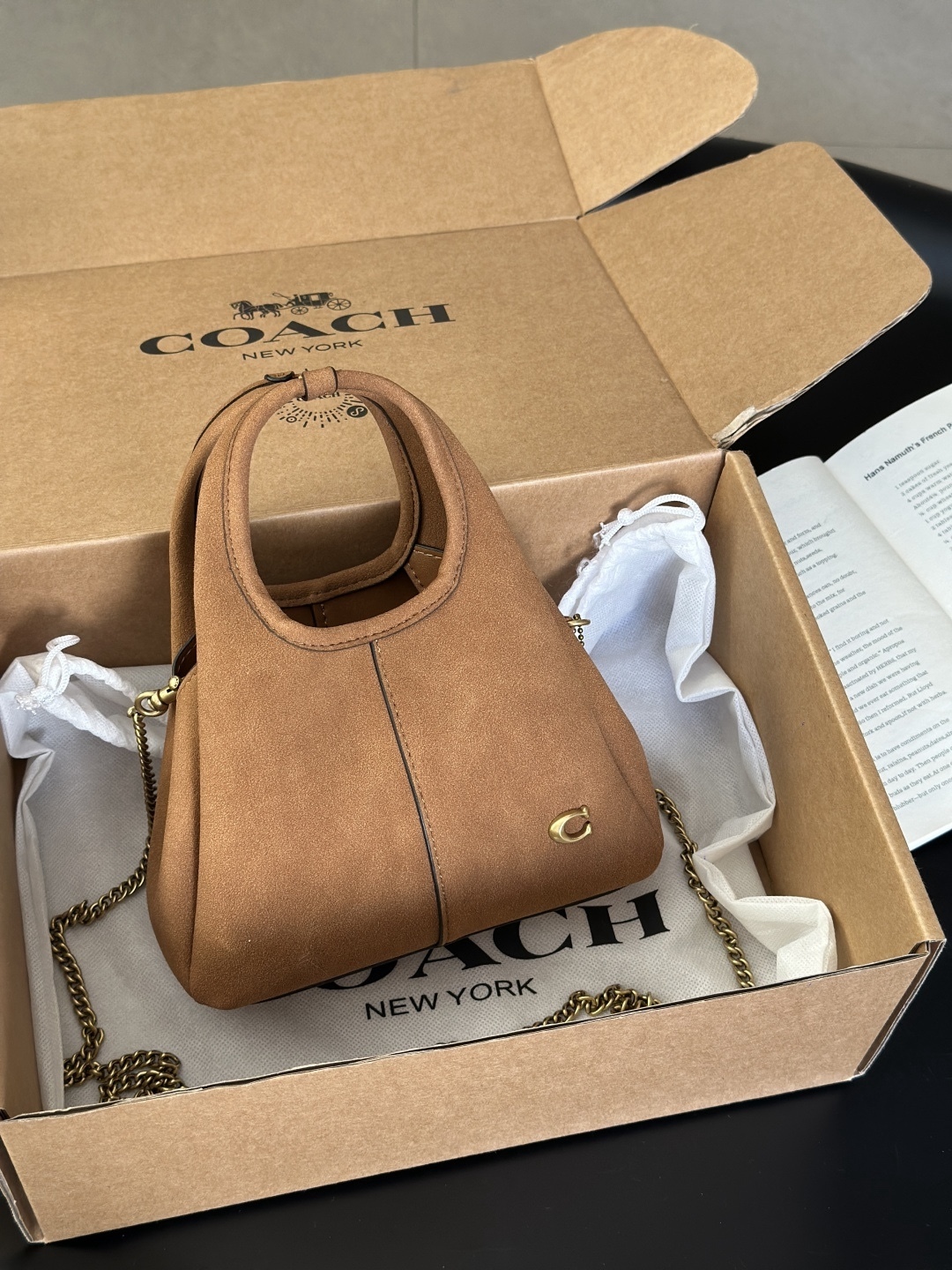 Coach新款首發🔥Lana19 mini號
尺寸：19✖️17cm
精緻小巧，簡約時尚
可手拎，可斜挎 ☑️小號 麂皮棕色
尺寸：19✖️17cm
