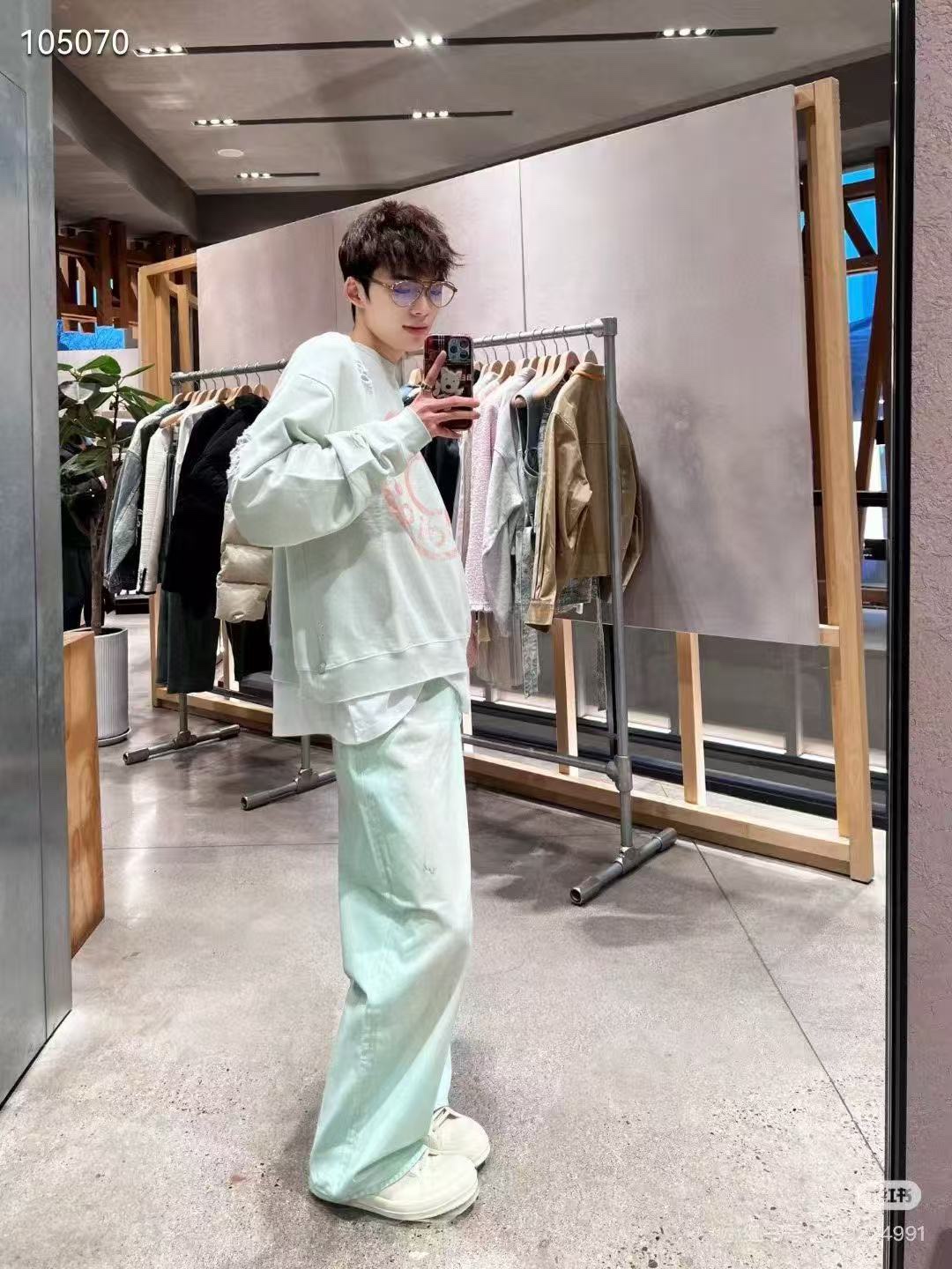 Acnestudios 1981M25ss不規則做舊手工夜光牛仔褲
重工做舊 泥染塗料廢土系列 在燈光強光照射下螢光粉塗料.男女同款
J 碼數：XS.S.M.L.