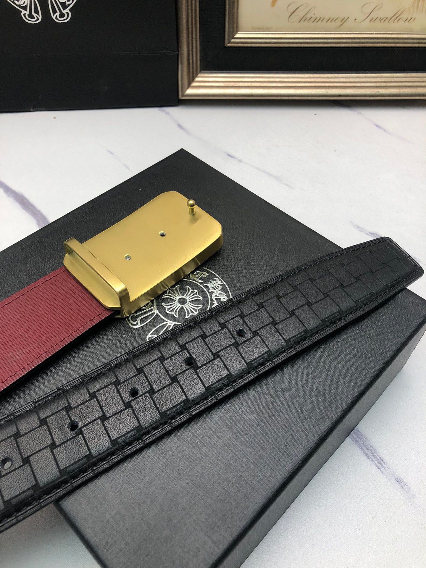 克羅星：原單頭層牛皮燙印花紋面，內襯頭層小牛皮底，搭配原單自動扣，可裁剪的自動帶，此款腰帶面雙採用意大利原定廠制進口牛皮帶身 ，對專版櫃足寬3.5