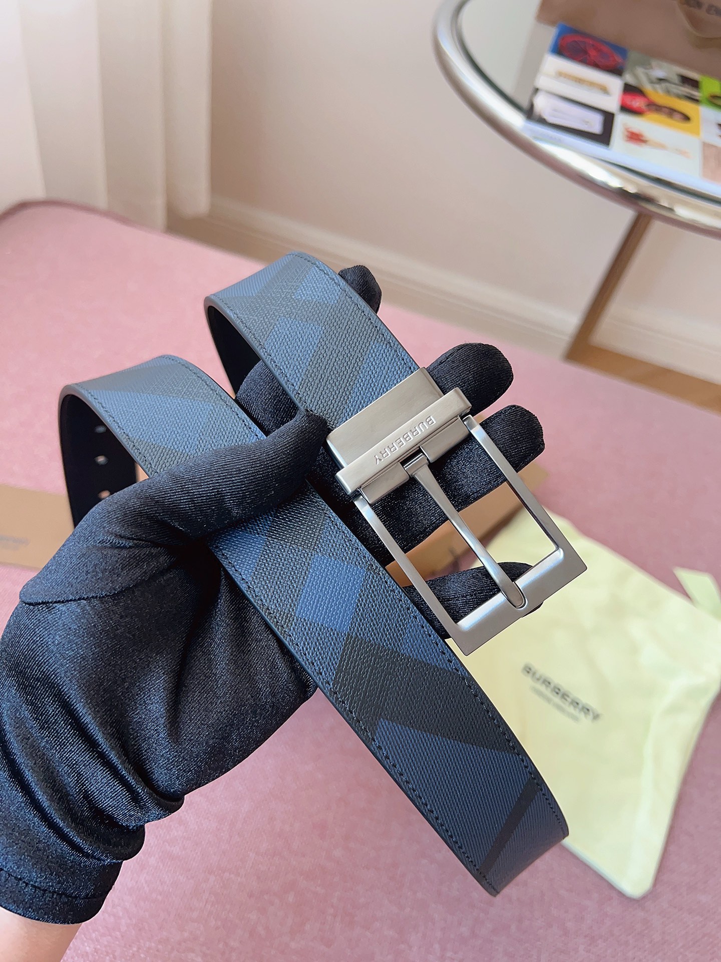 
Burberry博柏利品牌始終秉承傳統精髓，彰顯卓爾不凡的匠制工藝，優雅率性的英倫設計與銳意革新的時尚理念。3.5cm