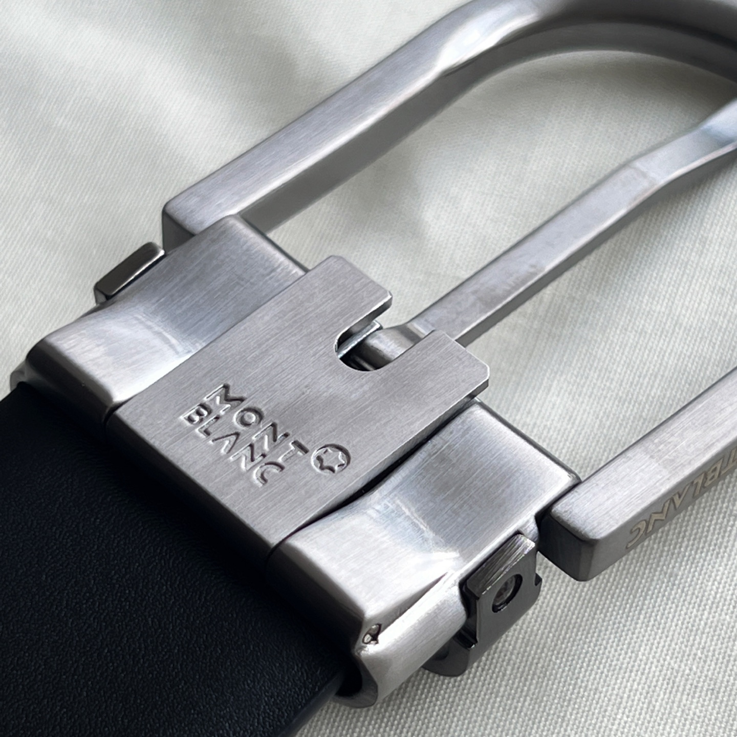 馬蹄形帶扣黑色/棕色雙面皮帶（35毫米）
馬蹄形閃亮鍍釕帶扣。可調節長度，3.5cm黑色和棕色雙面皮帶。打造經典靈動造型。
貨號 錶帶描述 黑色和棕色雙面牛皮皮帶 皮革圖案 金屬圓環上飾有萬寶龍六角白星 標識 搭扣裝置 易開啓裝置，可調節皮帶長度
搭扣形狀 馬蹄形主要顏色 黑色 | 棕色 搭扣類型 針扣式表扣