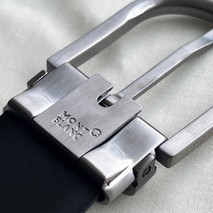 馬蹄形帶扣黑色/棕色雙面皮帶（35毫米）
馬蹄形閃亮鍍釕帶扣。可調節長度，3.5cm黑色和棕色雙面皮帶。打造經典靈動造型。
貨號 錶帶描述 黑色和棕色雙面牛皮皮帶 皮革圖案 金屬圓環上飾有萬寶龍六角白星 標識 搭扣裝置 易開啓裝置，可調節皮帶長度
搭扣形狀 馬蹄形主要顏色 黑色 | 棕色 搭扣類型 針扣式表扣