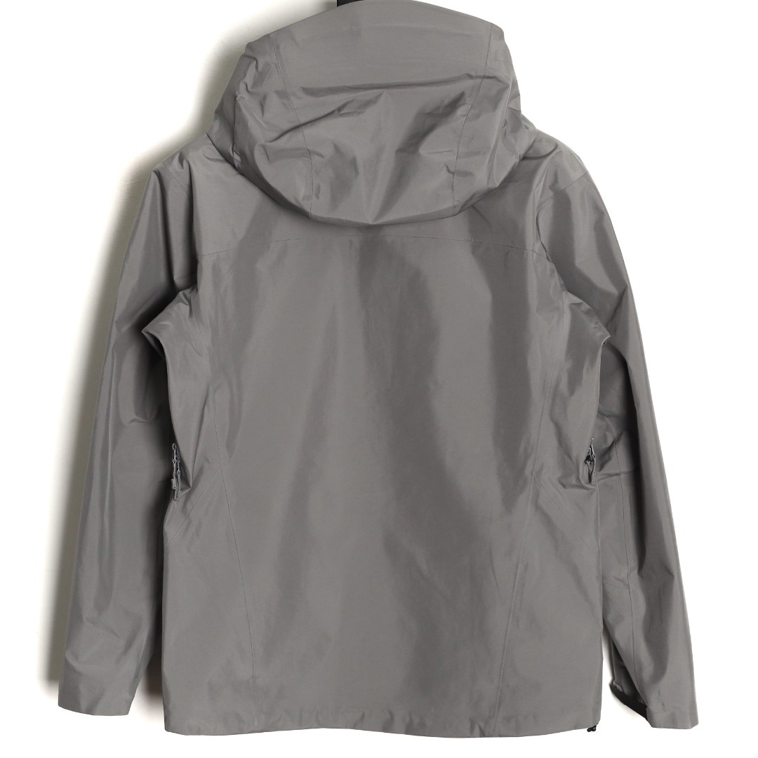 🔝ARC‘TERYX 始祖鳥 BETA LT戶外防水硬殼衝鋒衣
市場獨家全溢膠版本 一比一細節還原
YB四次壓膠工藝 整衣3D立體仿生學設計衣長臂彎 TRI-DURANCE防水防雨面料 自行區別市面先行版本 原包裝原標 全套輔料定制 整衣 腋下YKK雙向拉鍊 五金全部開模定制
R1 SIZE：S-XXL