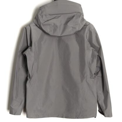 🔝ARC‘TERYX 始祖鳥 BETA LT戶外防水硬殼衝鋒衣
市場獨家全溢膠版本 一比一細節還原
YB四次壓膠工藝 整衣3D立體仿生學設計衣長臂彎 TRI-DURANCE防水防雨面料 自行區別市面先行版本 原包裝原標 全套輔料定制 整衣 腋下YKK雙向拉鍊 五金全部開模定制
R1 SIZE：S-XXL