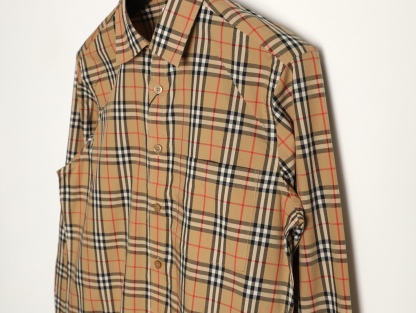 Burberry/巴寶莉 經典口袋小格紋棉質長袖襯衫
面料採用雙股80支梭織小斜紋面料，格紋對位，
紗線定織定染，每個獨立的尺碼都是定位裁片，前幅，口袋，
袖子等部位都是對格對位的，工序複製，費時費料，採用純天然珍珠貝殼紐扣，
洗水嘜定制，多處手工一片一片激光剪裁對位，
所有工序，用料都是ZP做法，區別市面一眼假版本
顏色：卡其小格
S Size：S-XL