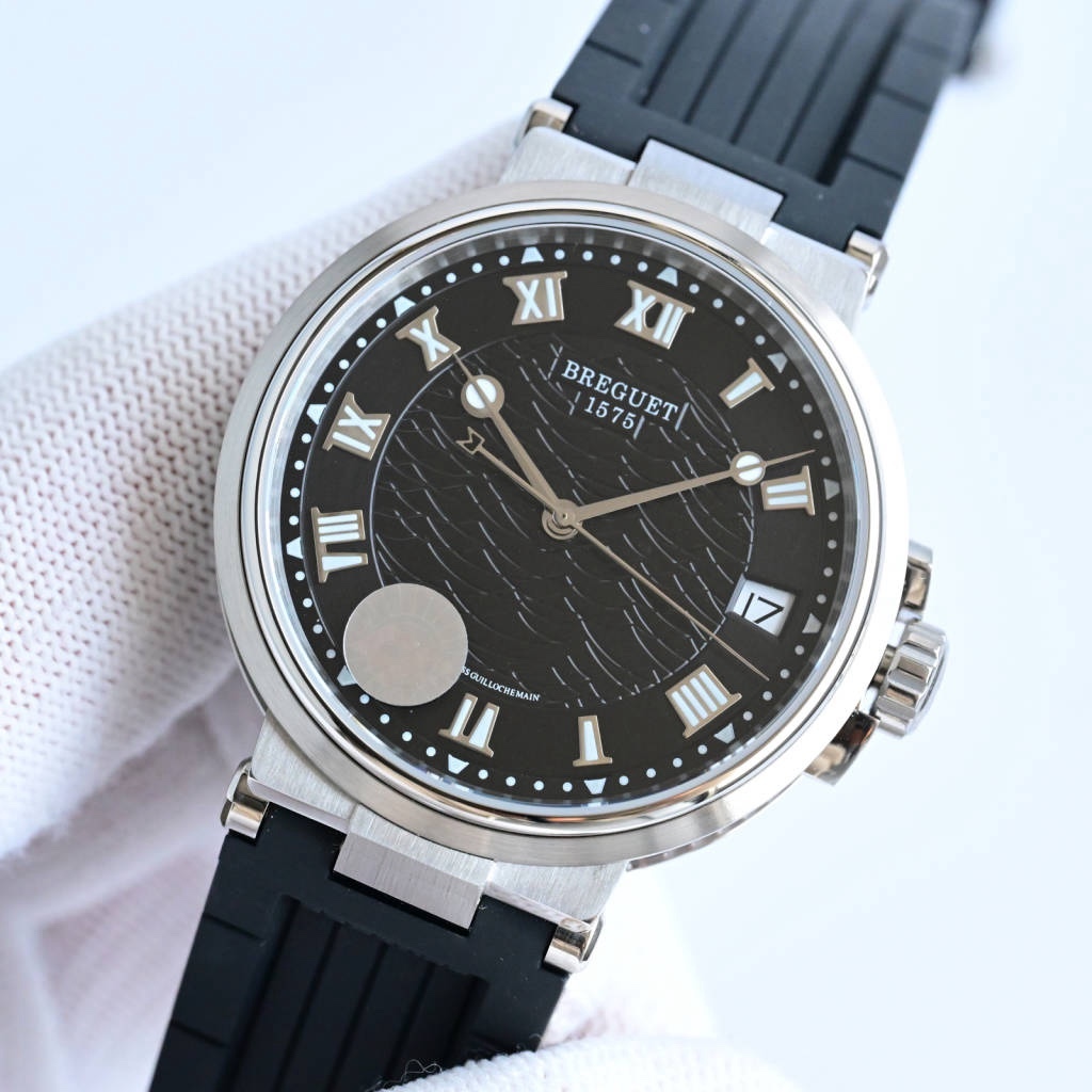 CF新品發佈會，寶璣-Breguet
航海MARINE航海系列5517款腕表，航海天文鐘的起源作品，“時計本是兵家利器”說的就是這款腕表，鐘錶界的巨作。工廠全面抄寫原裝數據，98%還原殼型字面，彰顯原裝優雅硬朗的氣質，原裝同款777A自動機械機芯，鐫刻獨立編號與寶璣先生簽名。直徑40毫米。正反均為藍寶石防刮玻璃，旋入式防水錶冠。實測防水深度100米。搭配飾有太陽放射紋錶盤，配裝進口天然橡膠錶帶，以零頭的價格給您帶來原裝超值體驗。