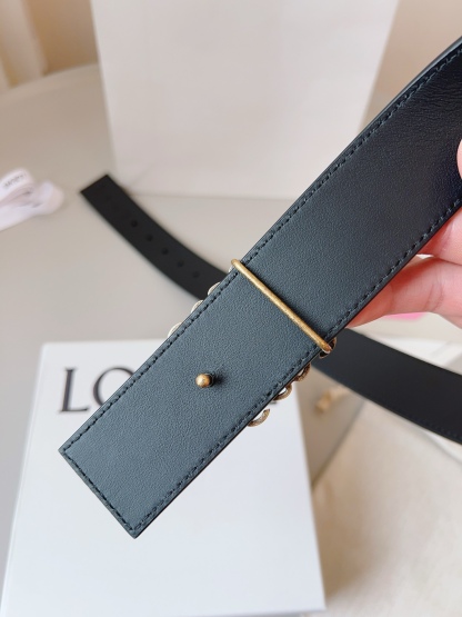 羅意威LoEWE 4.0cm正反兩穿腰帶，選用壓紋牛皮革製成，反復Anagram圖案