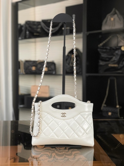 特▪️級鋼 到貨
全新到貨🆕𝗖𝗵𝗮𝗻𝗲𝟭 𝟮𝟓𝐏 羊皮系列
𝟥𝟣𝖡𝖺𝗀 𝖭𝖺𝗇𝗈 白色

𝟐𝟓𝐏橫版𝟥𝟣𝗆𝗂𝗇𝗂可愛無敵𝖦𝖾𝗍❕
“包王”經典再現巧妙設計🪄
滿足了時髦精的在所期待啦…
軟萌感讓我毫無抵抗力〰️

五金：厚鍍𝟣𝟦𝖪淡金
皮料:   金標𝗓𝗉原廠小羊皮
尺寸：𝟣𝟩.𝟧*𝟤𝟢.𝟧*𝟥.𝟧 𝖼𝗆
3656