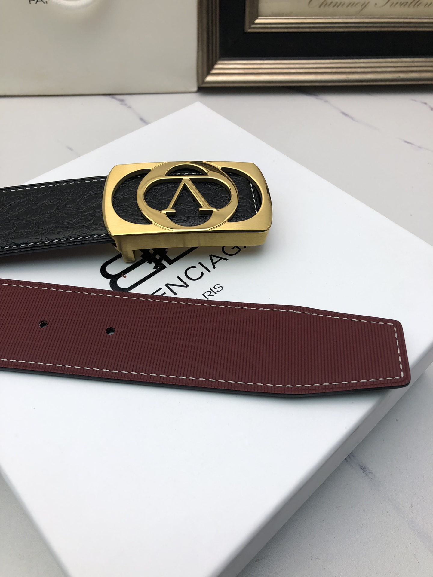 華倫天奴：原單頭層牛皮駝鳥花紋，內襯頭層壓橫紋牛皮底，營造織紋外觀。飾以標誌原單扣。專櫃寬度4.0