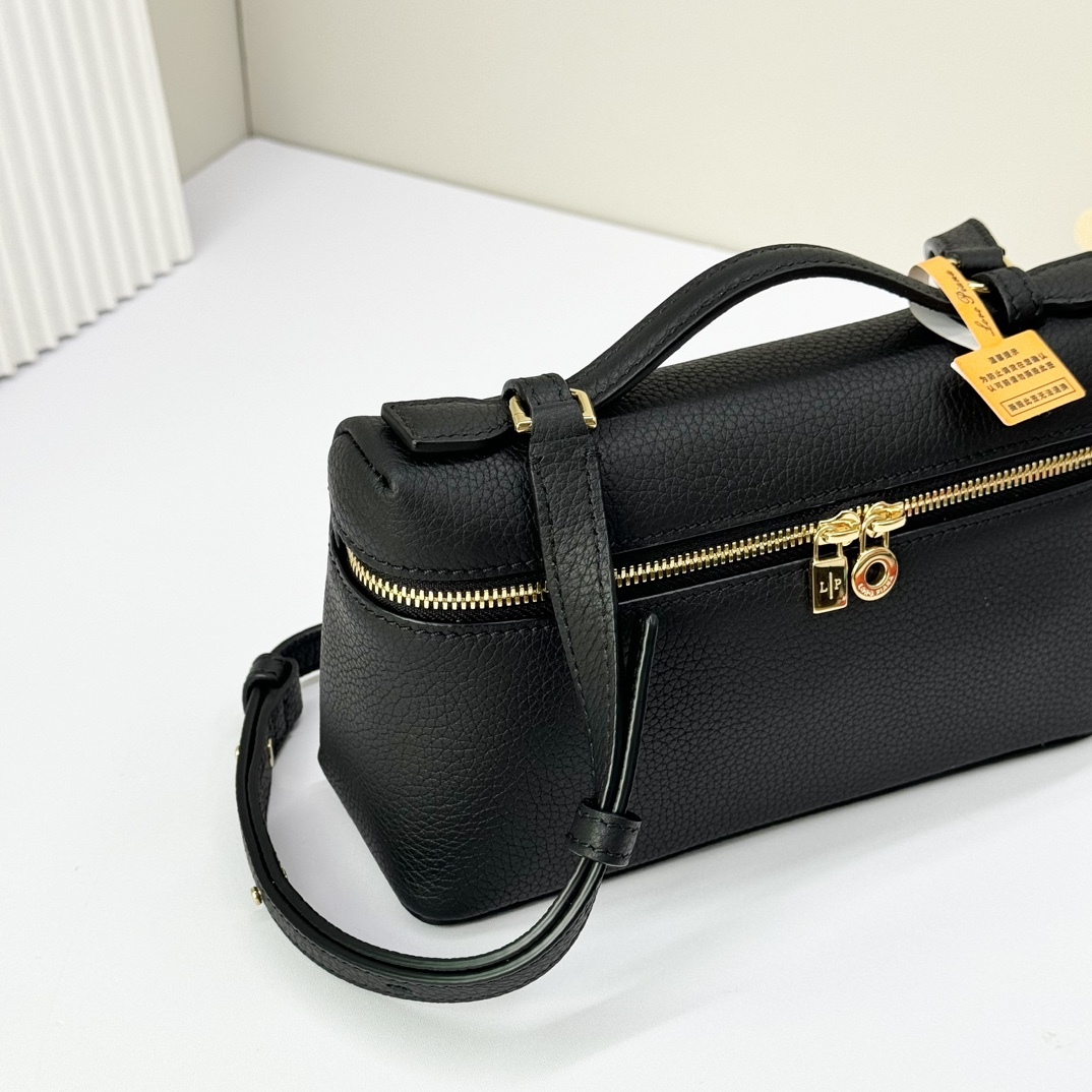 𝓸𝓻𝓸 𝓟𝓲𝓪𝓷𝓪諾悠翩雅
𝑬𝒙𝒕𝒓𝒂 𝑷𝒐𝒄𝒌𝒆𝒕 𝑳𝟏𝟗 
這是一款大開口結構的功能性設計的手拿包，經典風格和簡約設計的組合體。包身採用進口原廠小牛皮材質，輕微的錘紋呈現優雅的紋理，內里採用進口原廠小羊皮。皮革手柄和可拆卸肩帶，可打造出不同背法實用百搭。雙向拉鍊開合，搭配My Charms銀色金屬掛飾。（LP特級全鋼配件五金）
size：11×19×6.5cm
貨號：FAN4046
配套全套專櫃禮盒包装🎁