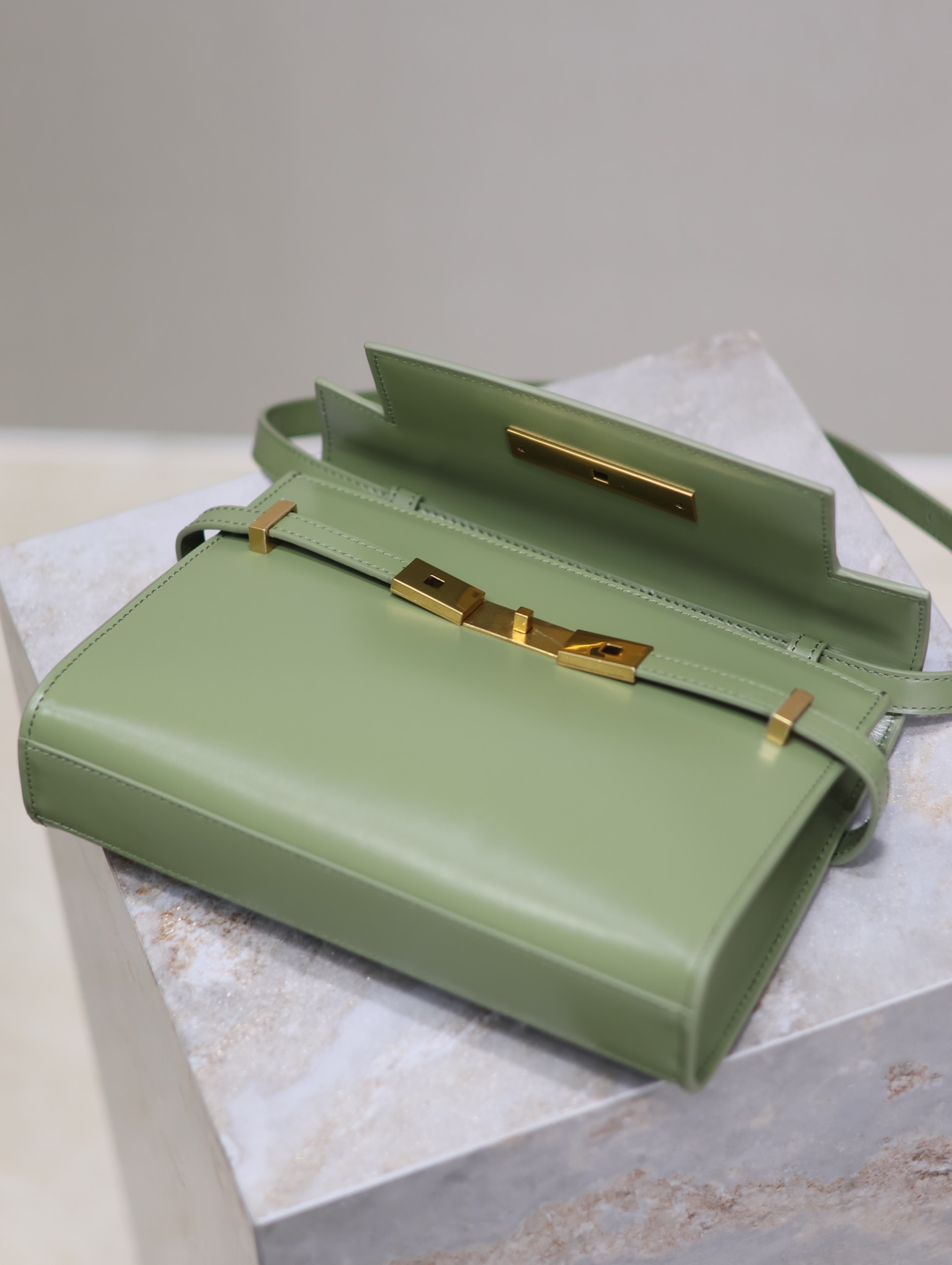 Manhattan_24cm
專櫃同步新款Manhattan法棍包小號24cm全新到貨！最新包型翻蓋曼哈頓法棍包，一改以往經典的logo，取而代之低調簡約的設計風格，它有點像H家的凱莉，很有復古的味道！商務➕休閒兩者結合，總結起來就是百搭！可以手拿，可以單肩或斜挎，一包多用，滿足了商務型女士，又滿足了小女生的休閒！精心挑選的原廠皮、完美的走線、精緻的五金讓整個包包都散髮出高級的味道！
型號：675626
尺寸：24x17.5x6cm