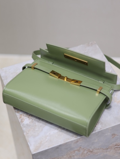 Manhattan_24cm
專櫃同步新款Manhattan法棍包小號24cm全新到貨！最新包型翻蓋曼哈頓法棍包，一改以往經典的logo，取而代之低調簡約的設計風格，它有點像H家的凱莉，很有復古的味道！商務➕休閒兩者結合，總結起來就是百搭！可以手拿，可以單肩或斜挎，一包多用，滿足了商務型女士，又滿足了小女生的休閒！精心挑選的原廠皮、完美的走線、精緻的五金讓整個包包都散髮出高級的味道！
型號：675626
尺寸：24x17.5x6cm