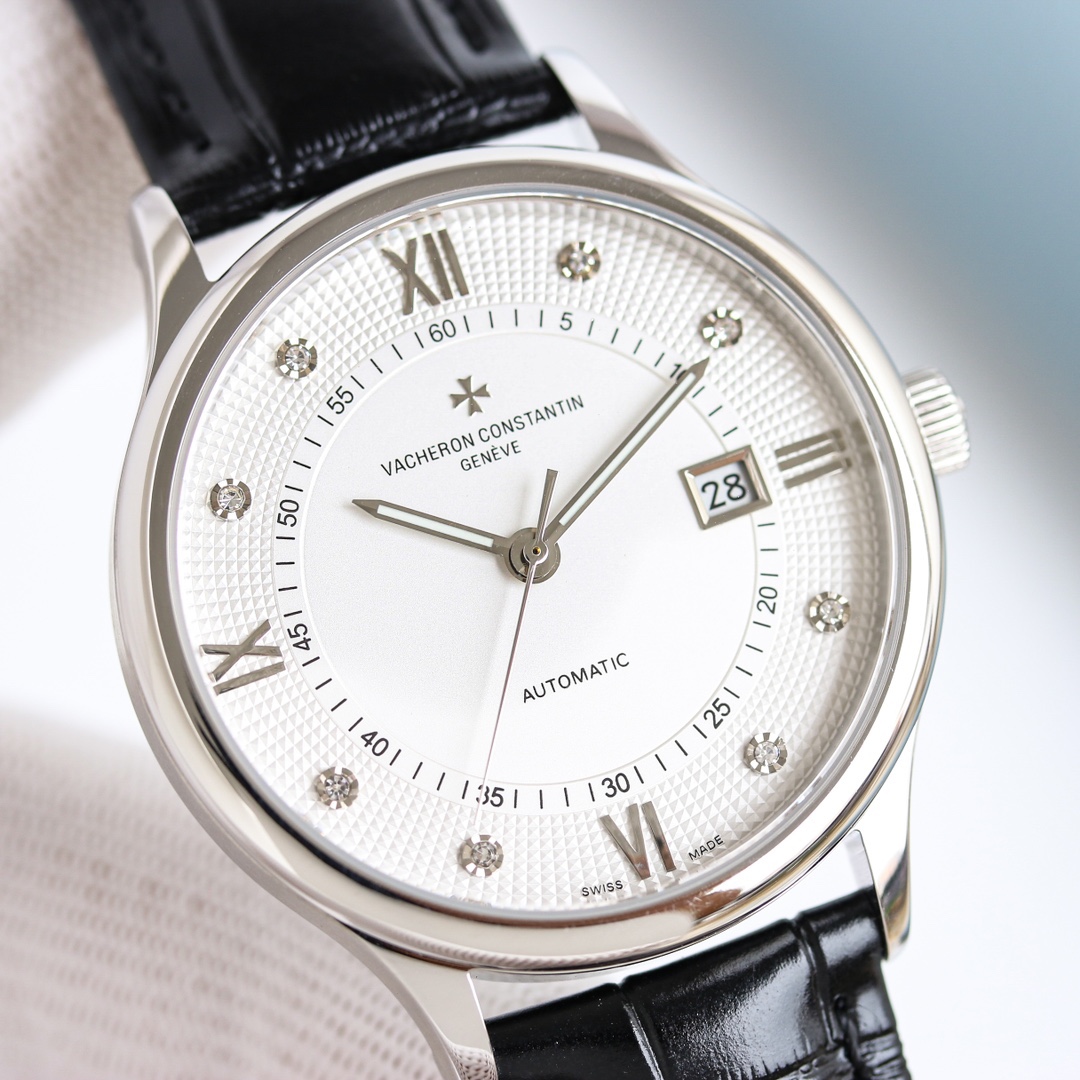 江詩丹頓傳承系列腕表火爆上市！簡雅大方，完美結合，讓你感受優雅紳土氣息！[禮物]該表搭載原裝進口9015超薄機芯，每小時振頻28800次，性能穩定，零返修！表殼： 釆用316 精鋼，藍寶石玻璃鏡面！搭配意大利真皮錶帶原裝扣，直徑：40 mm，超強防水，簡潔大氣，高端品質，適合各種商務場合，送禮首選！