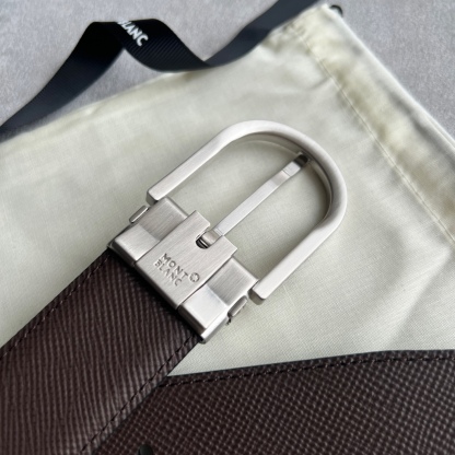 馬蹄形帶扣黑色/棕色雙面皮帶（35毫米）
馬蹄形閃亮鍍釕帶扣。可調節長度，3.5cm黑色和棕色雙面皮帶。打造經典靈動造型。
貨號 錶帶描述 黑色和棕色雙面牛皮皮帶 皮革圖案 金屬圓環上飾有萬寶龍六角白星 標識 搭扣裝置 易開啓裝置，可調節皮帶長度
搭扣形狀 馬蹄形主要顏色 黑色 | 棕色 搭扣類型 針扣式表扣