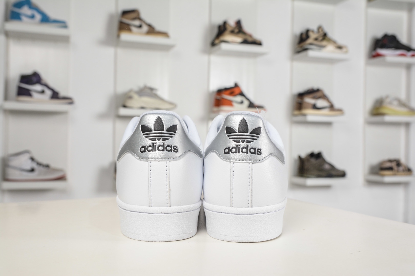 Adidas Originals Superstar 2025全新 貝殼頭
貨號:JR4233
尺碼:35 36 36.5 37.5 38 38.5 39 40 40.5 41 42 42.5 43 44 44.5 45