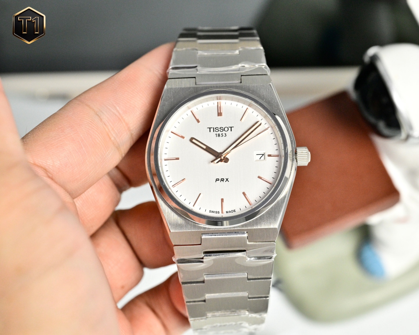 原單品質 天梭（TISSOT）PRX系列  T137.410.11.031.00 復古時尚 商務男士石英腕表火爆登場  ❤️❤️
憑借disco 風格設計 此系列腕表打破了復古與潮流的界限，將上世紀70年代情懷融於現代時尚，重塑時代經典魅力，時刻驚艷在線。秉持創新源於傳統的品牌理念，為其配了酒桶型表殼，配備了“一體式精鋼錶鏈”（融錶鏈，表耳，表殼於一體）。方寸之間卻有匠心獨運，天梭攜手復刻經典力作，呈現1911年腕表造型設計，這一刻，著古潮今。搭載瑞士石英機芯，藍寶石玻璃，316瑞士鋼，100米深度防