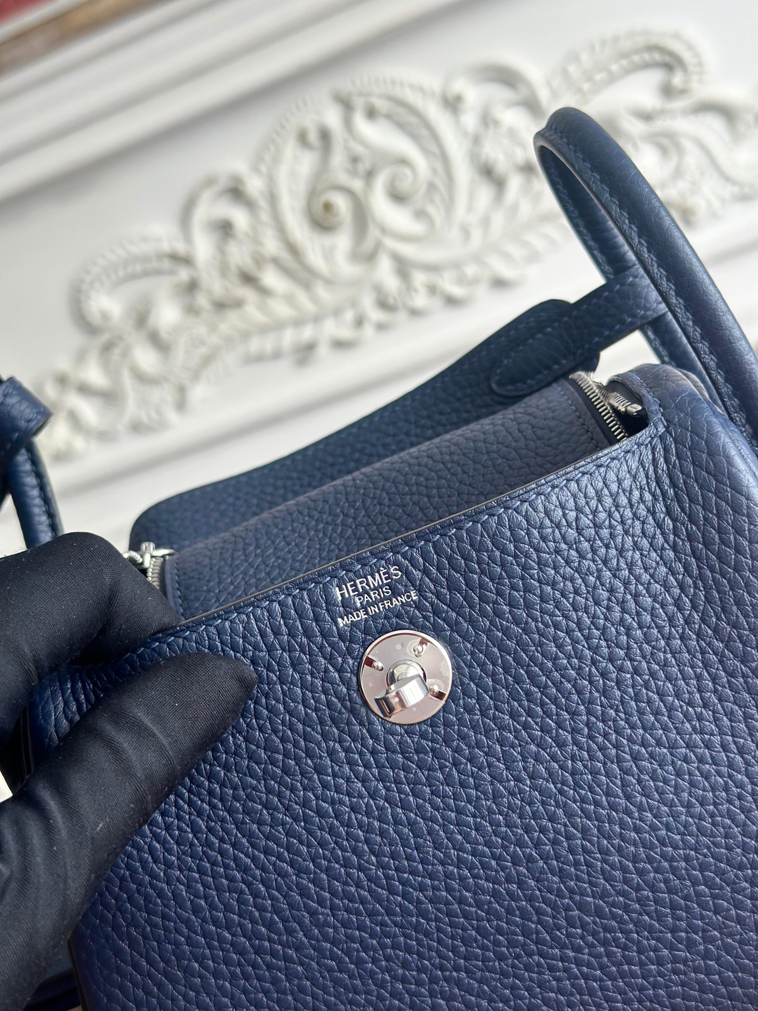 琳迪lindy 19cm	
Tc皮 蜜蠟線半手工縫製
lindy19保留了琳迪包所有細節的完整設計，側口袋、拉鍊等全部都是經典的設計√
這只小可愛暴擊了多少人的少女心