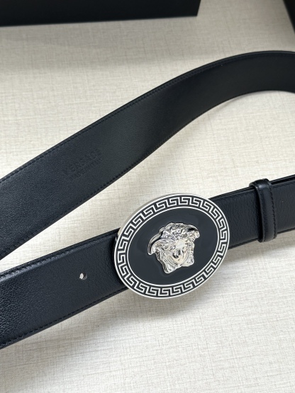 寬度：4.0cm （範思哲） 此款橢圓五金配件、腰帶飾有標誌性的Versace美杜莎頭像扣，彰顯品牌格調。是一款精美的衣櫥必備單品。