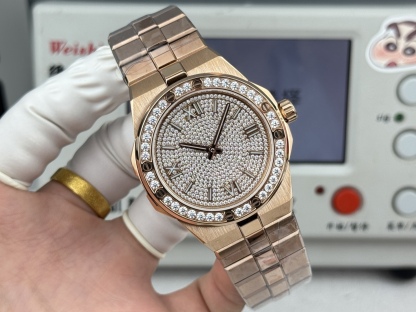 Factory 獨家力作👍
蕭邦AlpineEagle雪山傲翼系列
🌈彩T鑽🌟變色龍🦎滿天星✨限量款及隱藏款首推
如炬目光，比擬暗夜星芒⛰️於山川湖海間🌊洞見紳士願景與磅礡未來👔
尺寸：原裝一致41mmX9.7mm
機芯：9015改Chopard 01.01-c
錶鏈：獨家原版開模金磚型鏈節一體式錶鏈
岩石紋錶盤，鍍銠羅馬數字，時針及分針時標均覆以Super-LumiNova® X1級螢光塗層
致獻當代“雄鷹”，志存高遠之人在日常生活中超邁群倫，其視野啓迪人心、昇華情志。憑借遠見和決心，