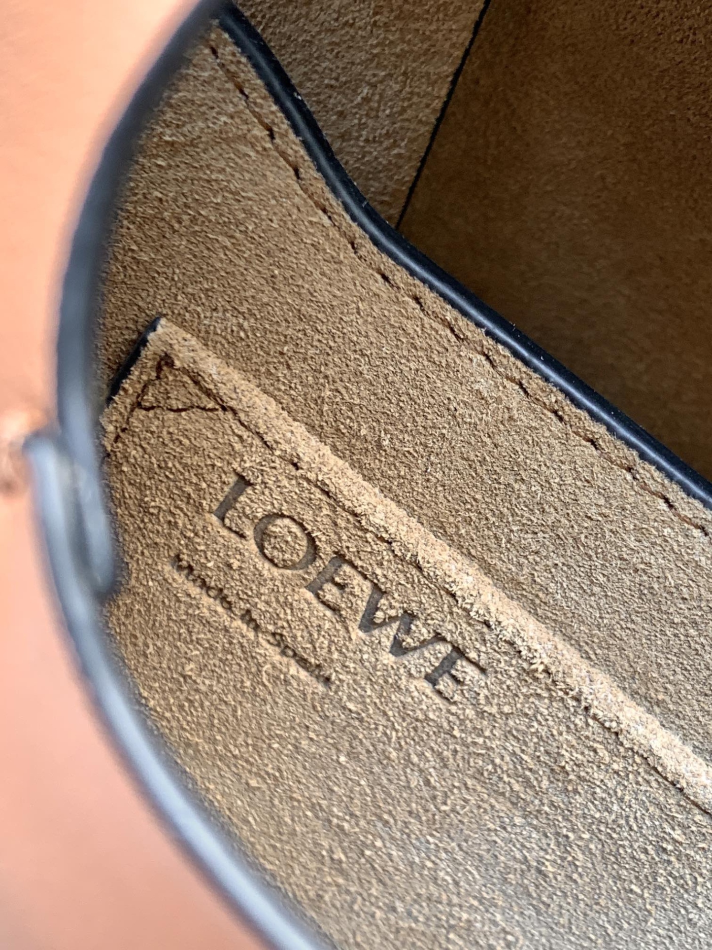 L⊚℮w℮🌟 🔥全新小號Gate到貨👏
羅家新版logo繡花編織寬肩帶馬鞍包👍包身採用柔軟牛皮革精制而成💋可拆卸肩帶*單肩、斜挎、腰包、胸口懸掛💋性感垂墜皮革條和蝴蝶結前束*帶品牌精緻logo 的子彈頭式黃銅插鞘*小牛皮包身、內部是麂皮、兩個隔層，一個卡袋！磁扣吸合設計，細膩平面牛皮搭配內里磨砂皮💋
size:20*19*11.5 cm  型號：011821  
配全套包裝