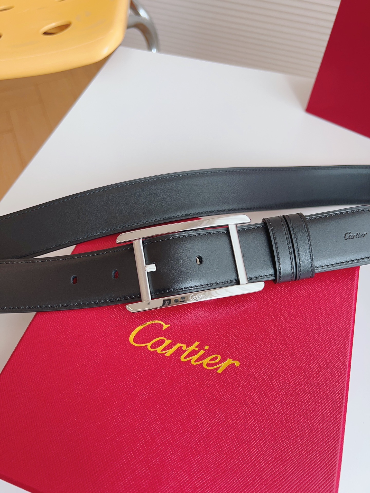 
Cartier（卡地亞）憑借匠心傑作展現與眾不同的美感，融合精湛工藝與經典設計，演繹雋永風格；瀟灑不羈，果敢獨立！此款式易搭配服飾；休閒正裝兩相宜。皮帶寬度：35mm