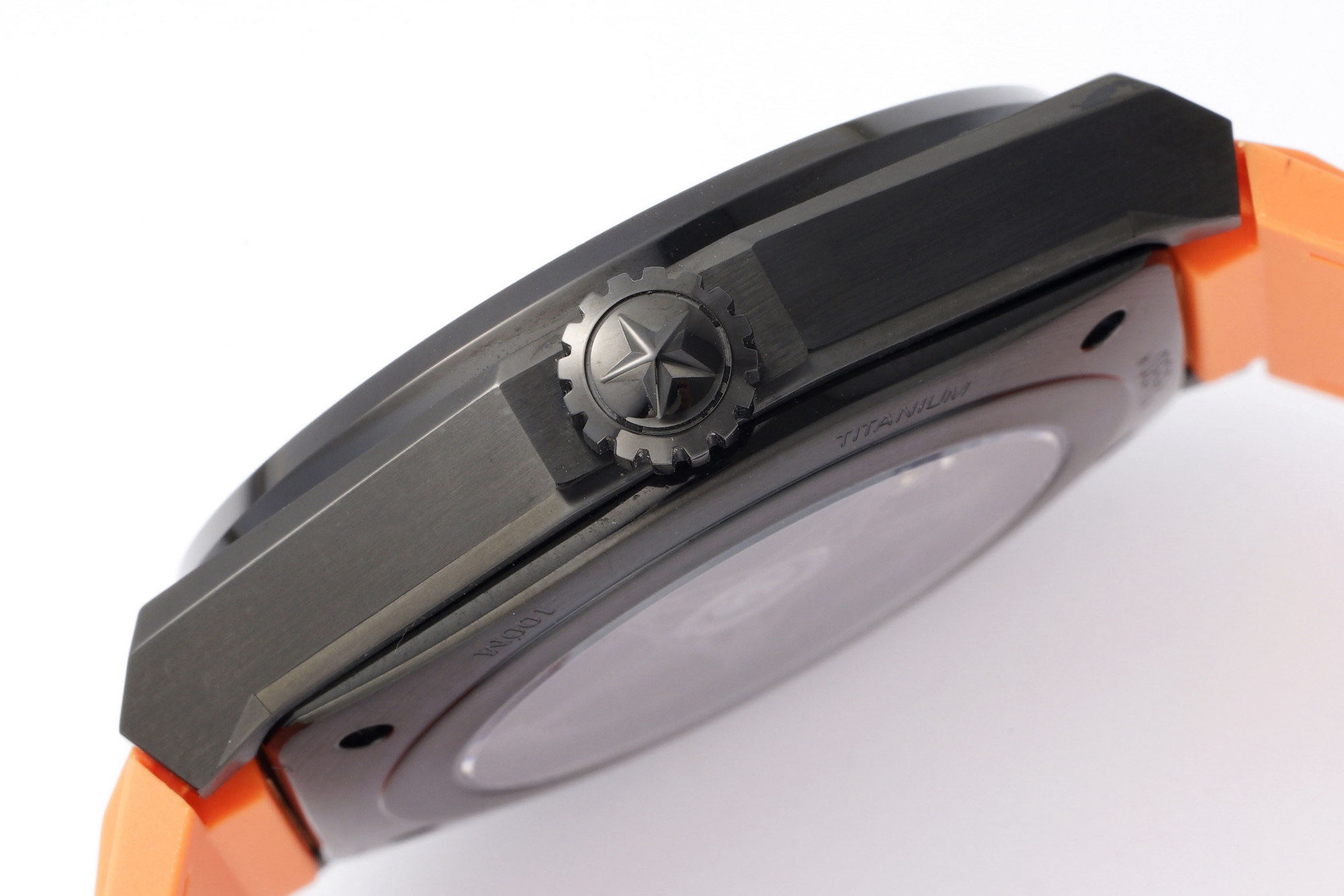 LF真力時DEFY系列全新升級版，殼身 頭粒 機芯 表扣等均做了升級調整。一款根據路虎標誌性花輪轂設計而成的高顏值鏤空腕表。

原裝開模鑄造，極致還原表殼的每一處細節打磨倒角，盡顯原裝菱角分明、堅毅果敢的陽剛氣質。完美的41mm表經，適配大眾男性手寸，正裝休閒兩不誤。根據汽車輪轂設計而成的五角星錶盤，未來概念感十足。同步官網新款五角星折疊扣，搭載定製版Cal.670sk全自動機械機芯，鏤空日曆的大小與位置、機芯夾板、齒輪、五角星陀皆按原版機芯數據拆解鍛造而成。

LF臻品 陳奕迅Eason同款，時尚前衛、