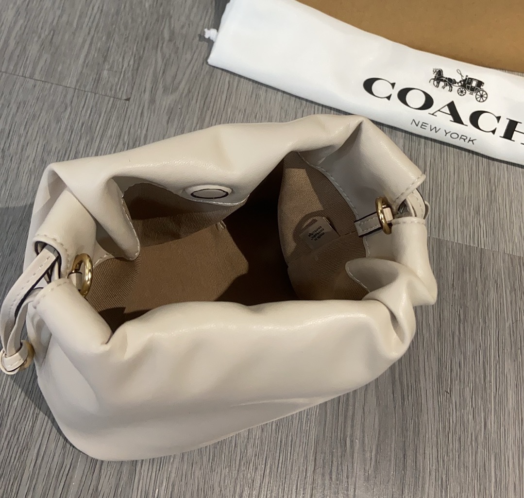 新品小福袋流浪包CDB67 包包真的很適合夏天呀 有點小復古超酷! 尺寸：底長16高17寬13。