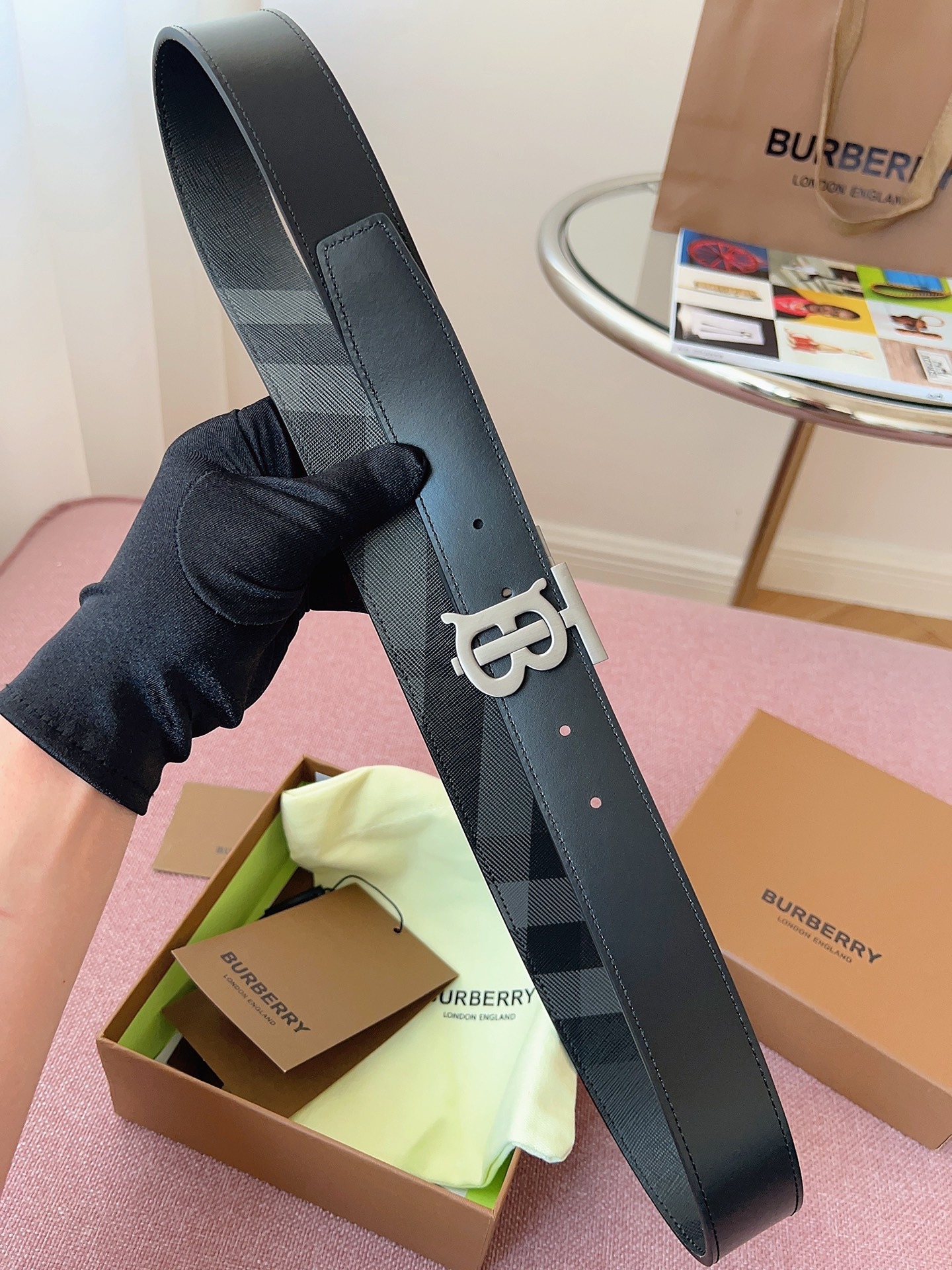 
Burberry博柏利品牌始終秉承傳統精髓，彰顯卓爾不凡的匠制工藝，優雅率性的英倫設計與銳意革新的時尚理念。3.5cm