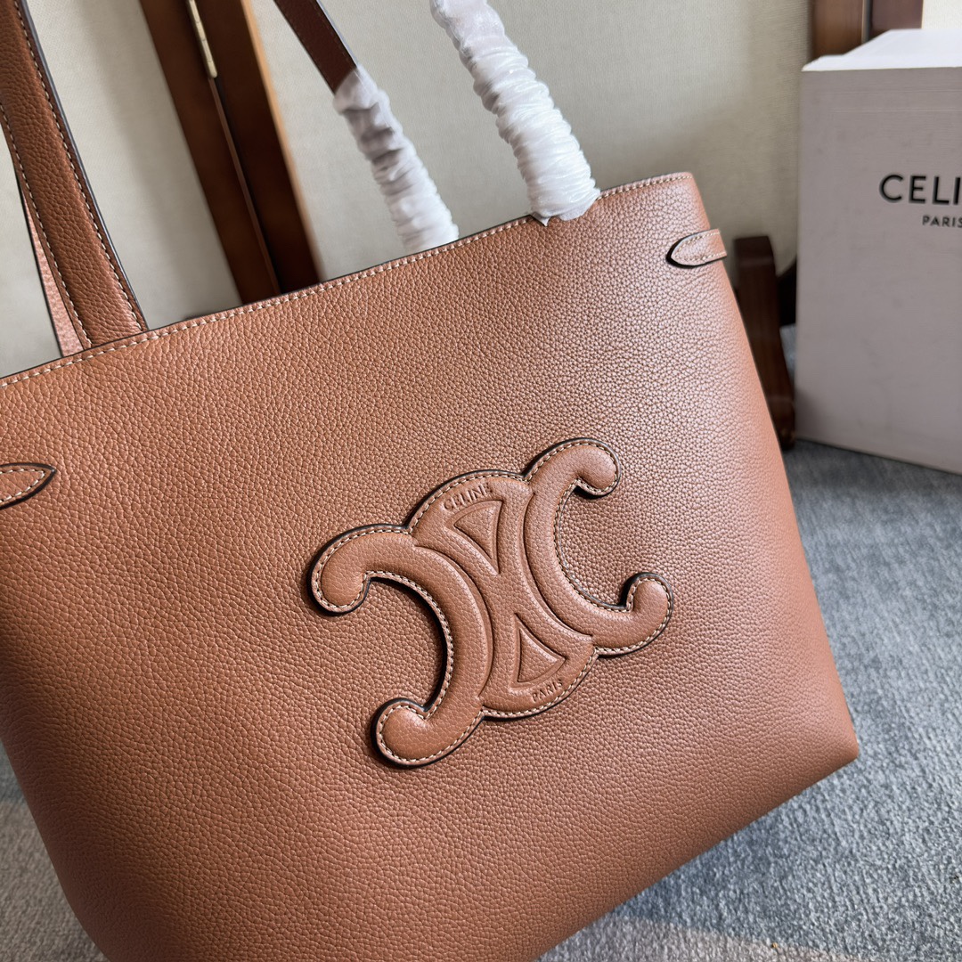 CELINE 家最新款托特包「CABAS ANAIS」小號_到貨啦!看一眼就
陷進去的大包，真的是喜歡大包姐妹的利!上身特別的高級、
精緻，庸庸懶懶的復古風，簡單不浮誇，粒面牛皮完全不用擔
心刮花!大容量設計~無論是日常出街還是通勤，都能輕鬆裝
下各種物品喲!
型號:118233
尺寸:28x24x12cm
