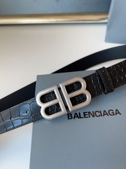巴黎世家（Balenciaga）寬度3.0cm 是法國的奢侈品牌，作為時尚界最具影響力品牌之一的地位。設計師源於：都市時尚潮流獨特的設計風格，採用進口小牛皮製作；搭配純銅復古五金，使其更具魅力。值得擁有的百搭精品！