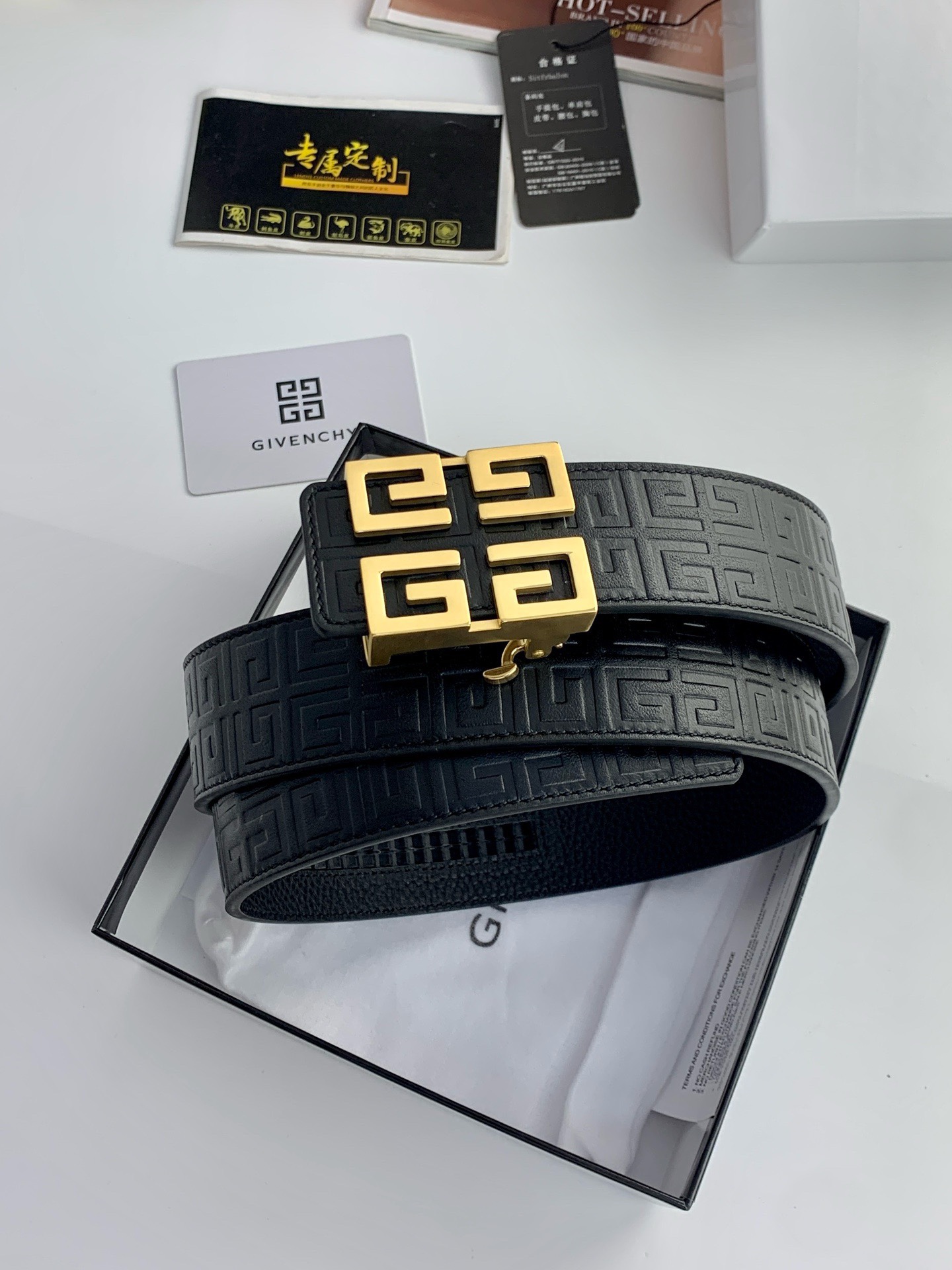 【紀梵希】新款男士 頭層小牛皮黑色壓花腰帶，內襯荔枝紋底，寬38毫米.搭配不鏽鋼經典4G自動扣.商務服裝造型的完美搭配。永恆經典！