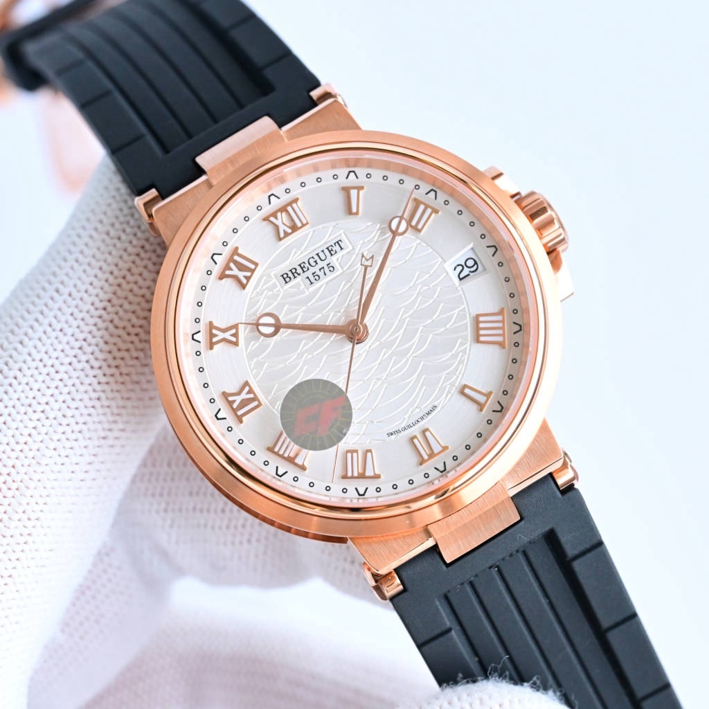 CF新品發佈會，寶璣-Breguet
航海MARINE航海系列5517款腕表，航海天文鐘的起源作品，“時計本是兵家利器”說的就是這款腕表，鐘錶界的巨作。工廠全面抄寫原裝數據，98%還原殼型字面，彰顯原裝優雅硬朗的氣質，原裝同款777A自動機械機芯，鐫刻獨立編號與寶璣先生簽名。直徑40毫米。正反均為藍寶石防刮玻璃，旋入式防水錶冠。實測防水深度100米。搭配飾有太陽放射紋錶盤，配裝進口天然橡膠錶帶，以零頭的價格給您帶來原裝超值體驗。