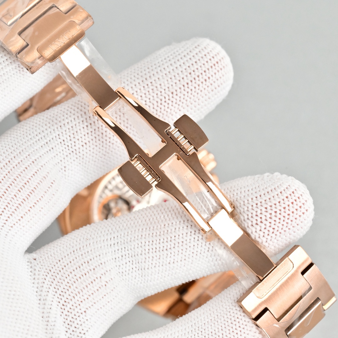 KR新品  萬國工程師系列萬年曆腕表，復刻界最複雜的腕表，所有功能同步原裝，所有功能調節通過把頭控制.
1⃣️【功能介紹】3點鐘位置顯示日曆，9點鐘位置顯示星期，6點鐘月份月相指針顯示。

2⃣️【做工精細】外殼採用原版同樣的三件套結構，中間拉絲，上下殼為拋光，鏡面採用高成本的鍋蓋形藍寶石，使其質感提升。

3⃣️【機芯性能】尺寸41.6mm,機芯採用天津機芯改82600，高效穩定，動力時間長達72小時以上，進行加裝複雜的萬年曆模塊，而且同步所有功能實現同步原裝通過把頭調節。
