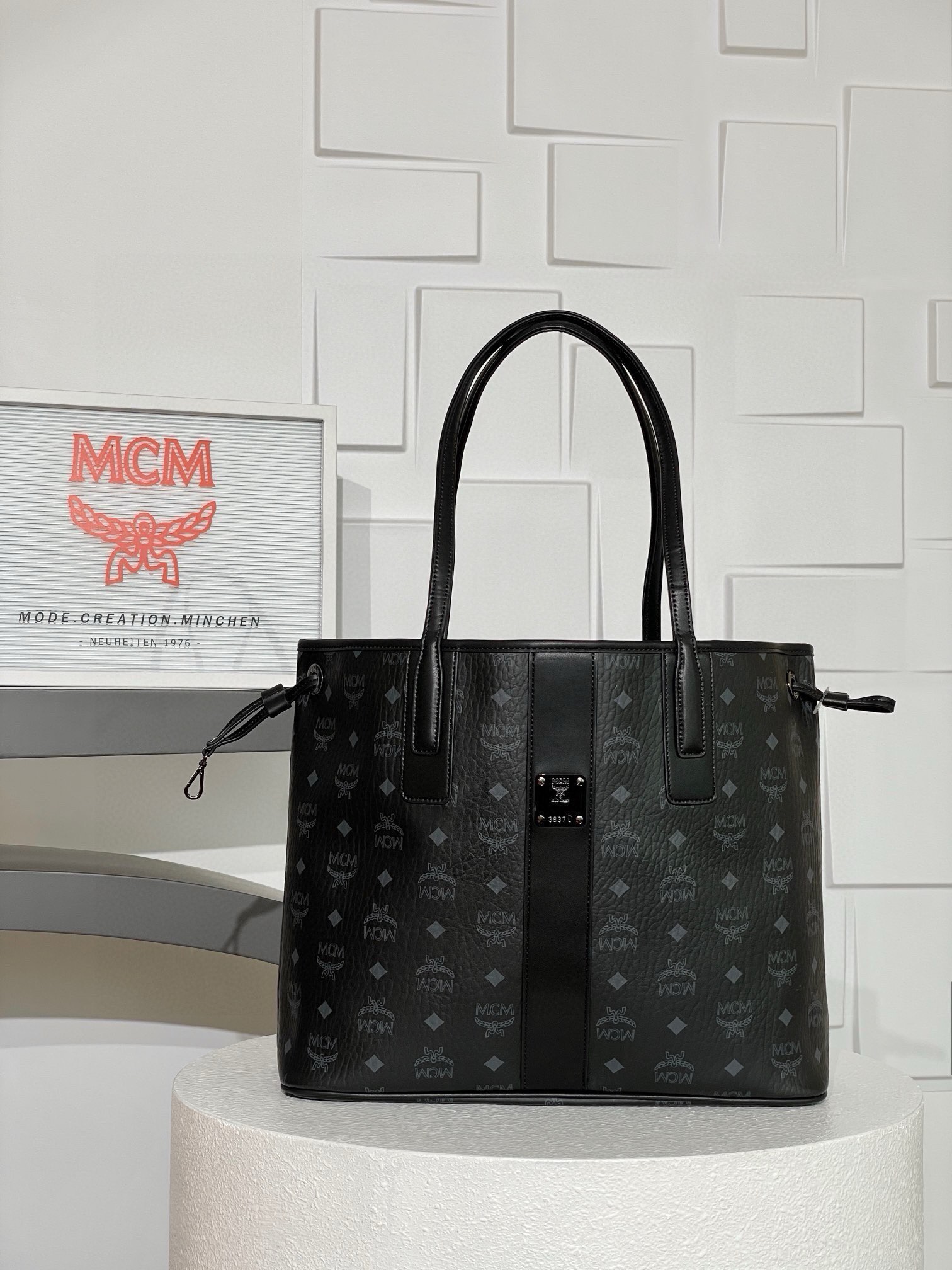 𝗠𝗖𝗠 𝗟𝗶𝘇 𝗩𝗶𝘀𝗲𝘁𝗼𝘀🆕新版
中號#雙面購物袋子母包👜

·Cp獨家®️黑老花滿印
兩種經典外觀被融合在一款日常單品中。這款中號Liz購物袋由Visetos及Nappa皮革製成，可雙面使用，翻轉出的內里展現Cubic 經典花紋圖樣。此外，輕巧的外型可通過皮革抽繩進行擴展收縮。隨附的可拆卸拉鍊手拿包豐富了這款購物袋的功能性，也可取下在短途旅行時單獨作為錢包使用。
